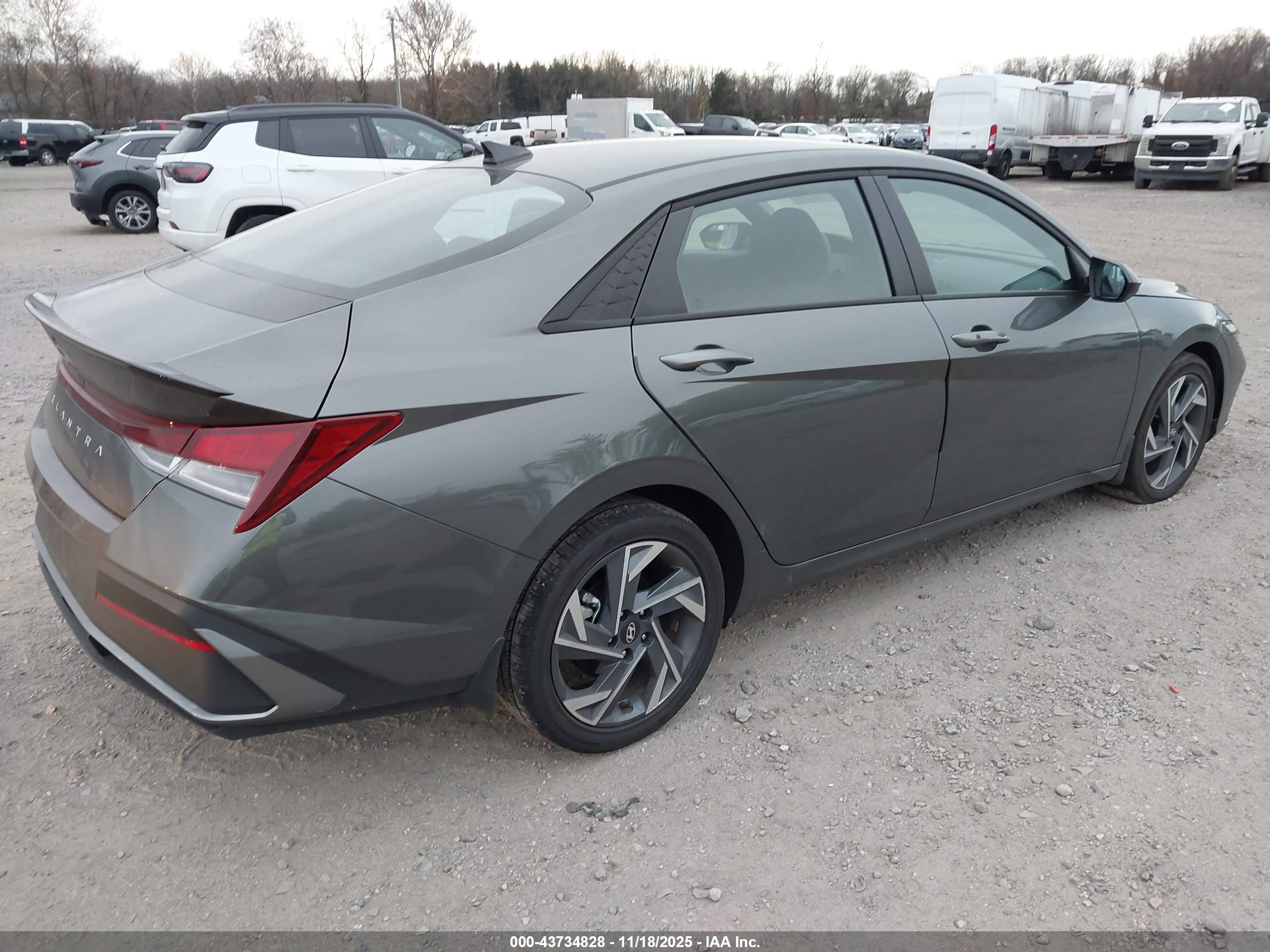 HYUNDAI ELANTRA image 4