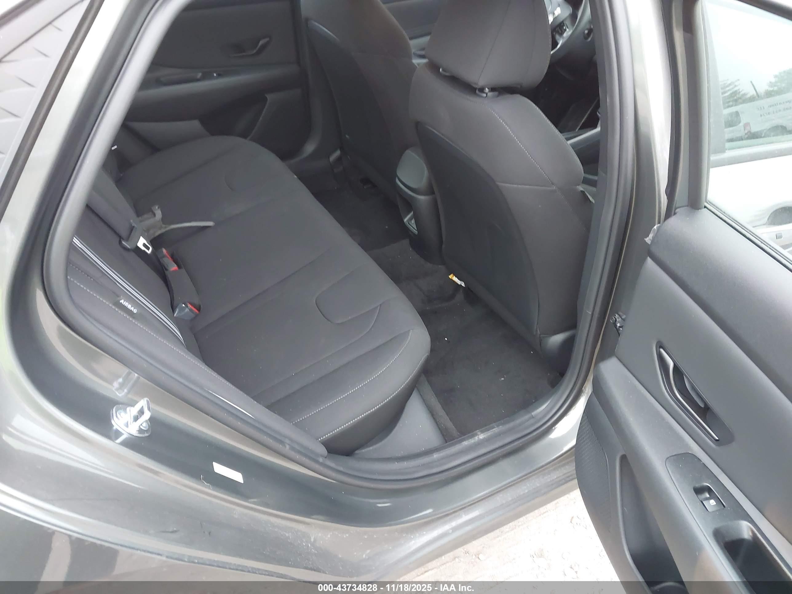 HYUNDAI ELANTRA image 8