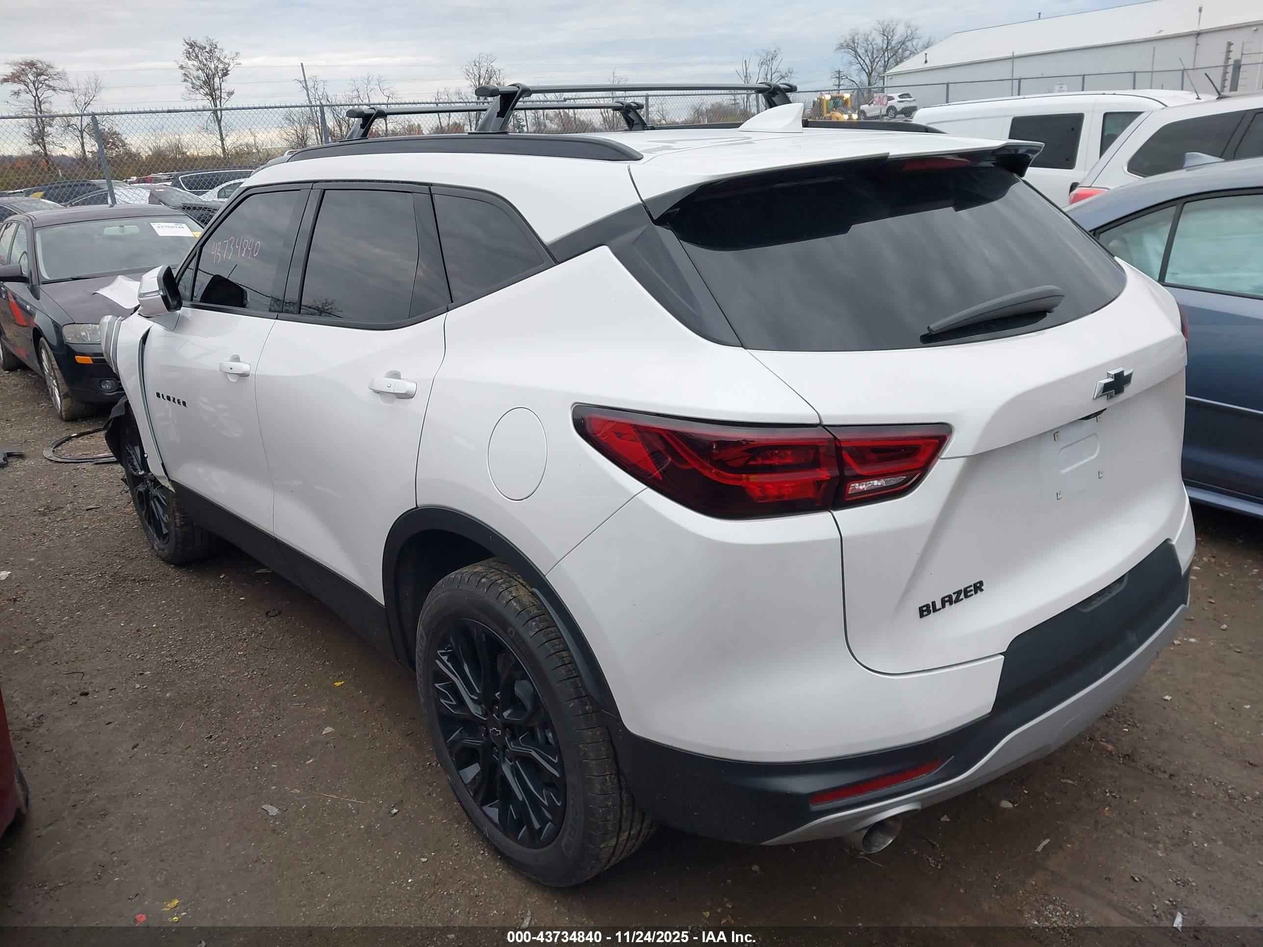CHEVROLET BLAZER image 3
