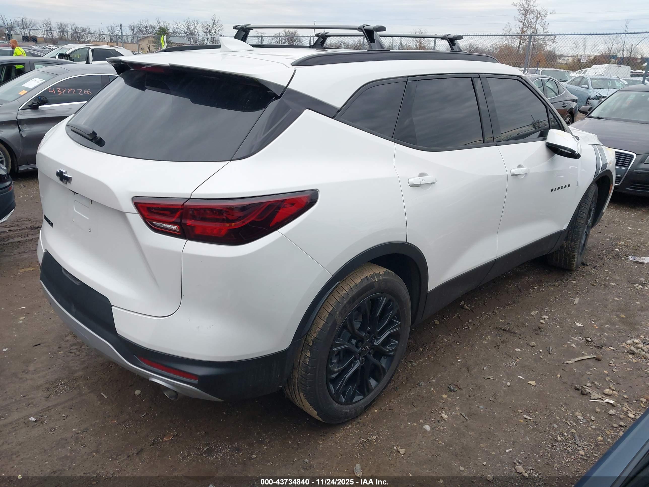 CHEVROLET BLAZER image 4