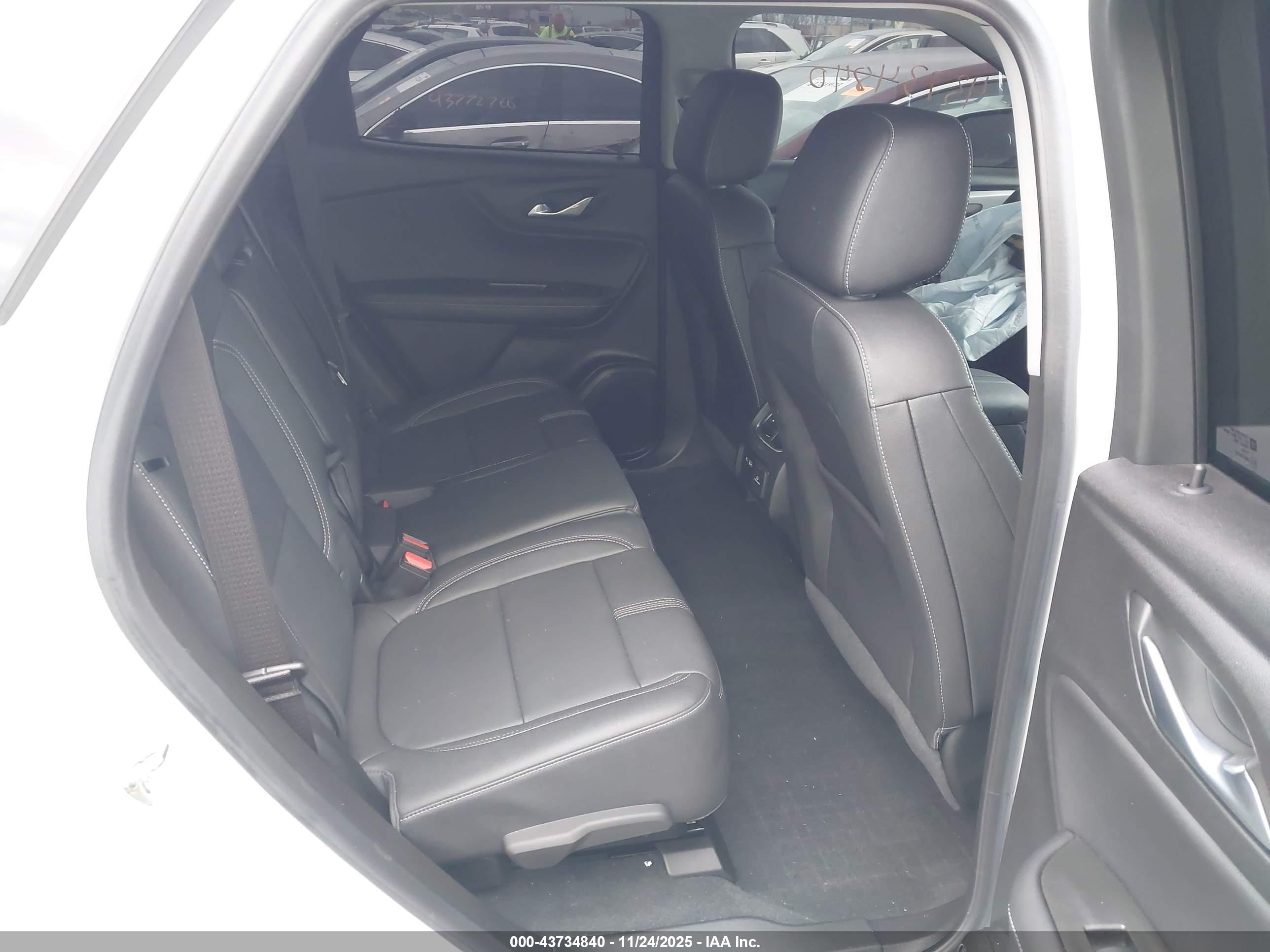 CHEVROLET BLAZER image 8
