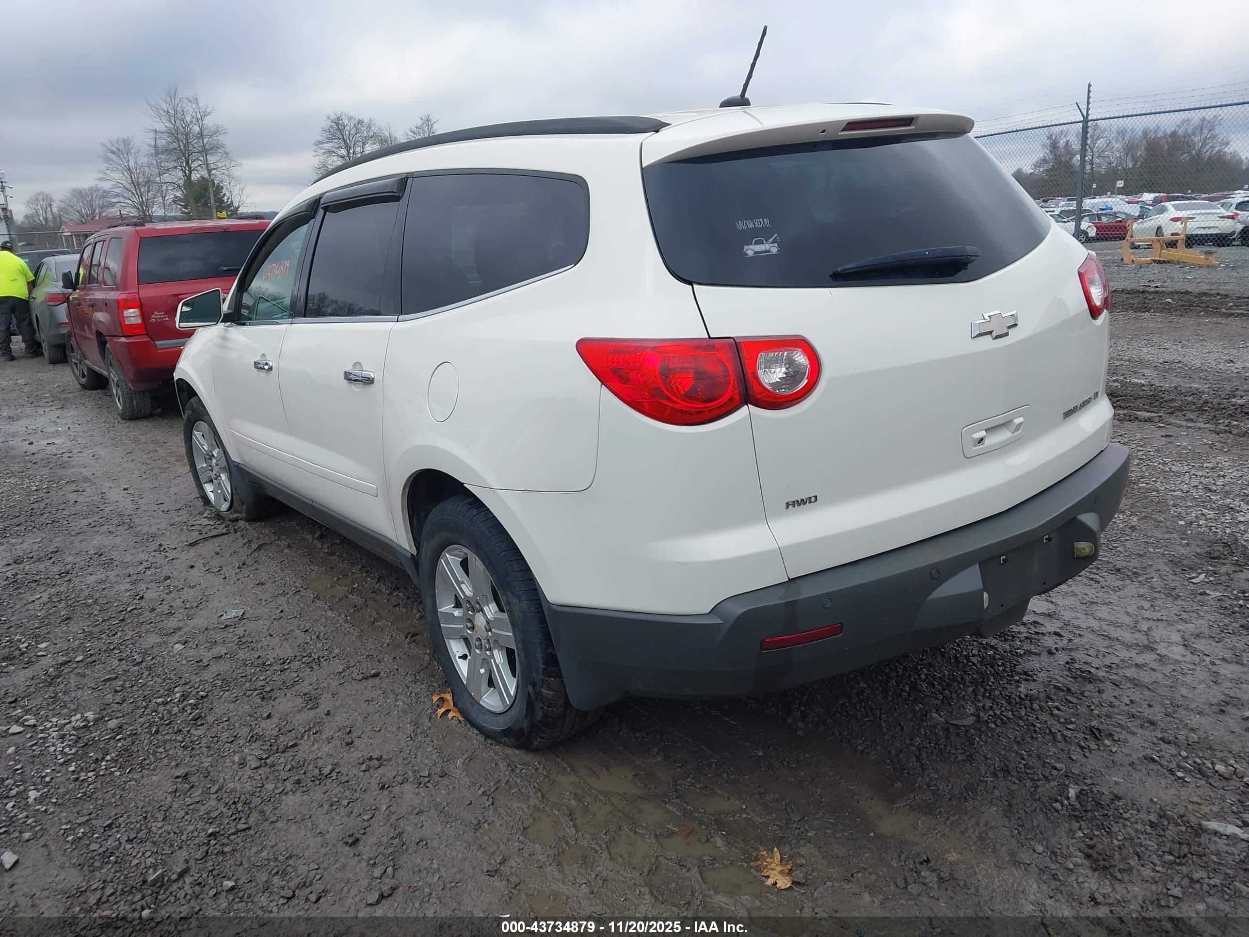 CHEVROLET TRAVERSE image 3