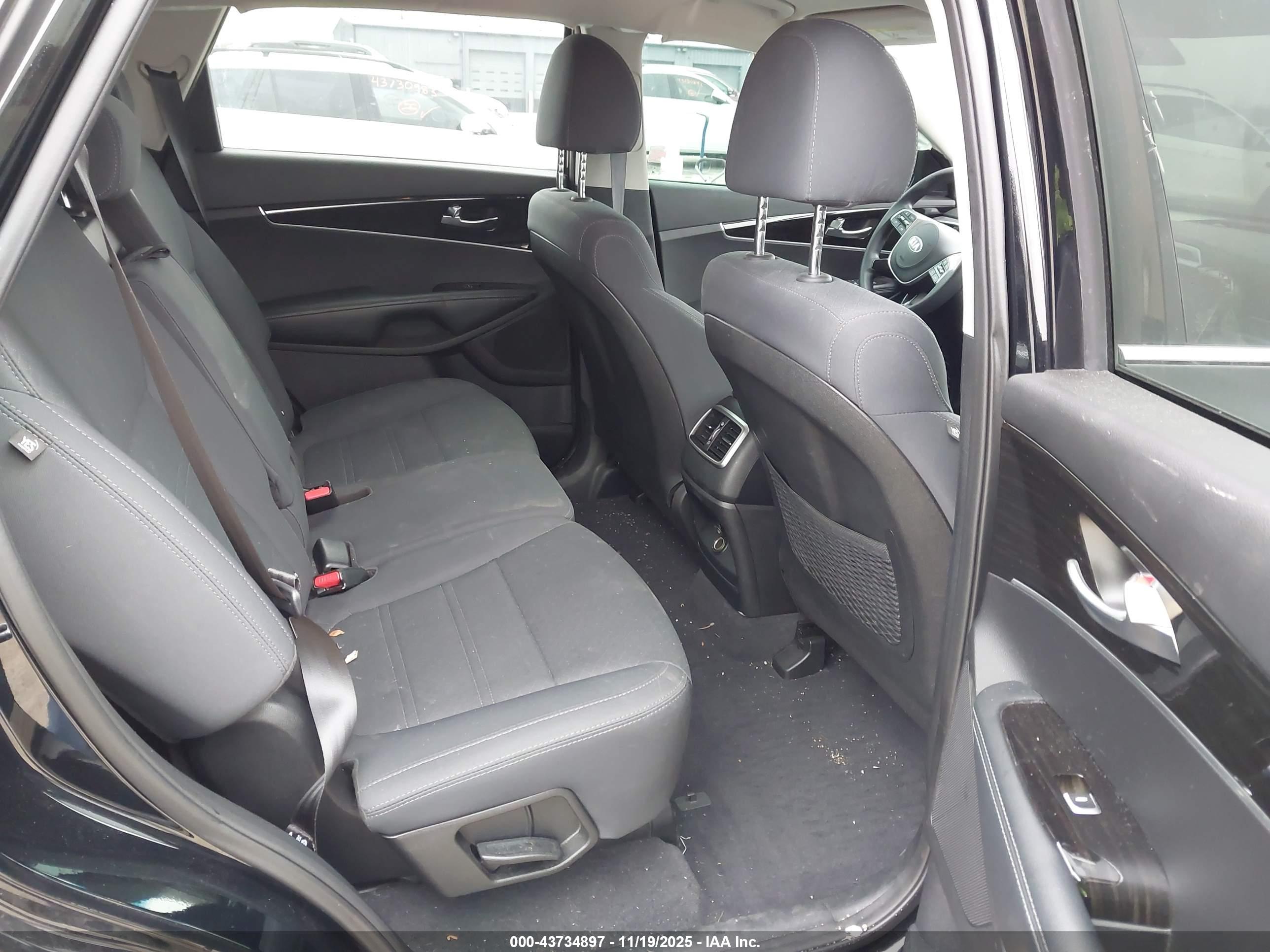 KIA SORENTO image 8