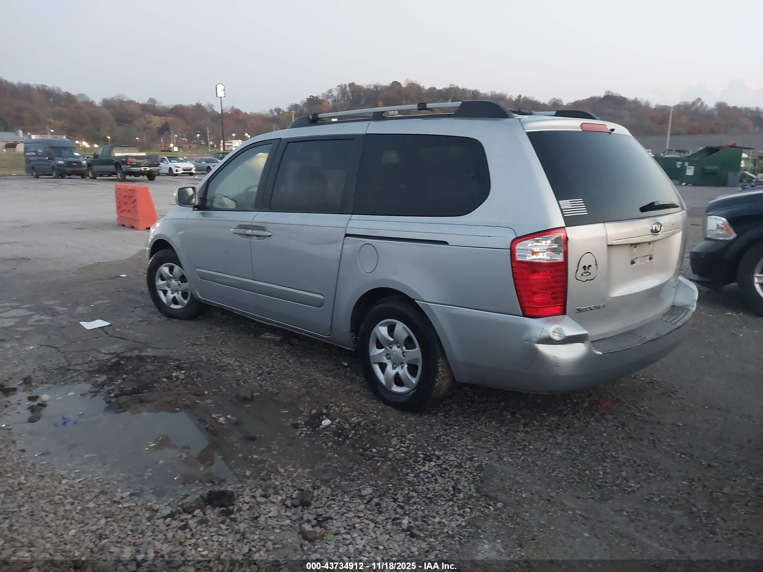 KIA SEDONA image 3