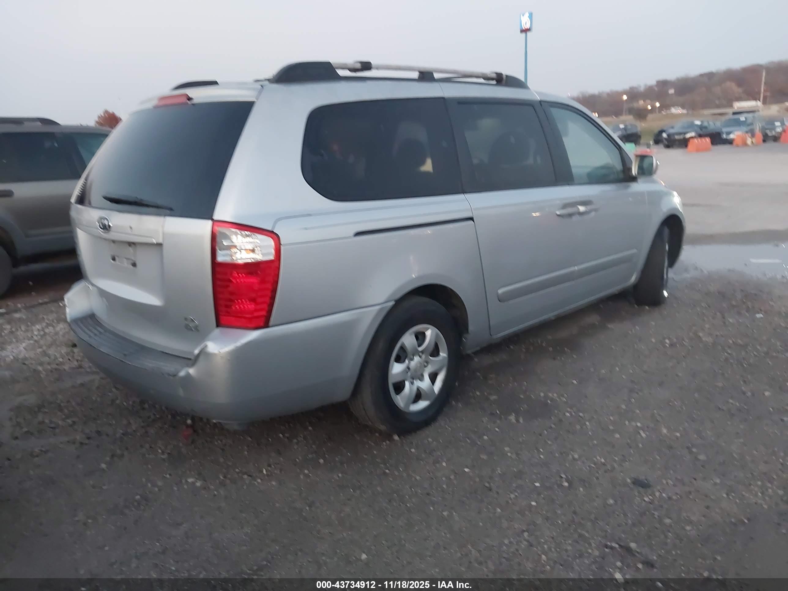 KIA SEDONA image 4