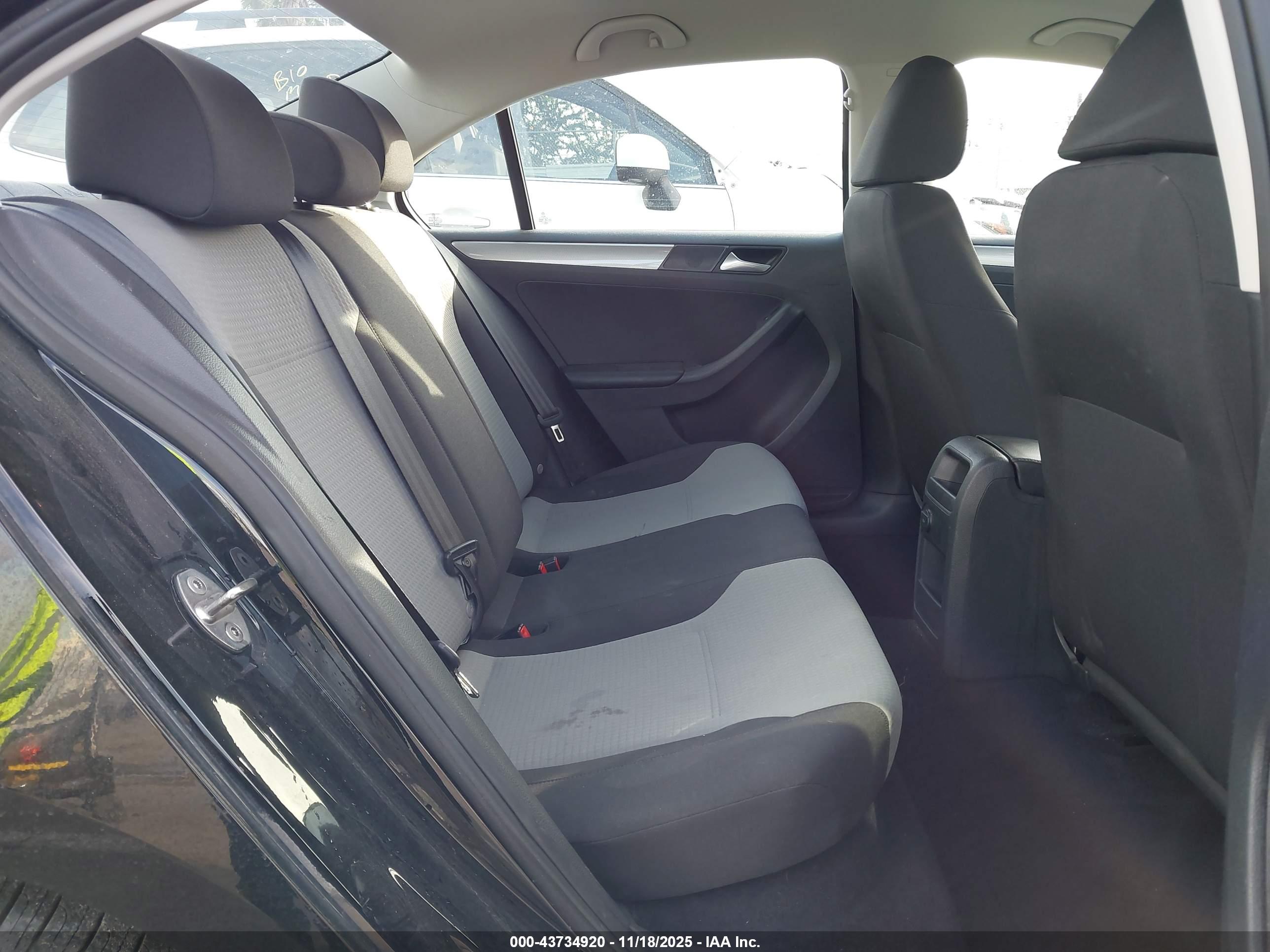 VOLKSWAGEN JETTA image 8