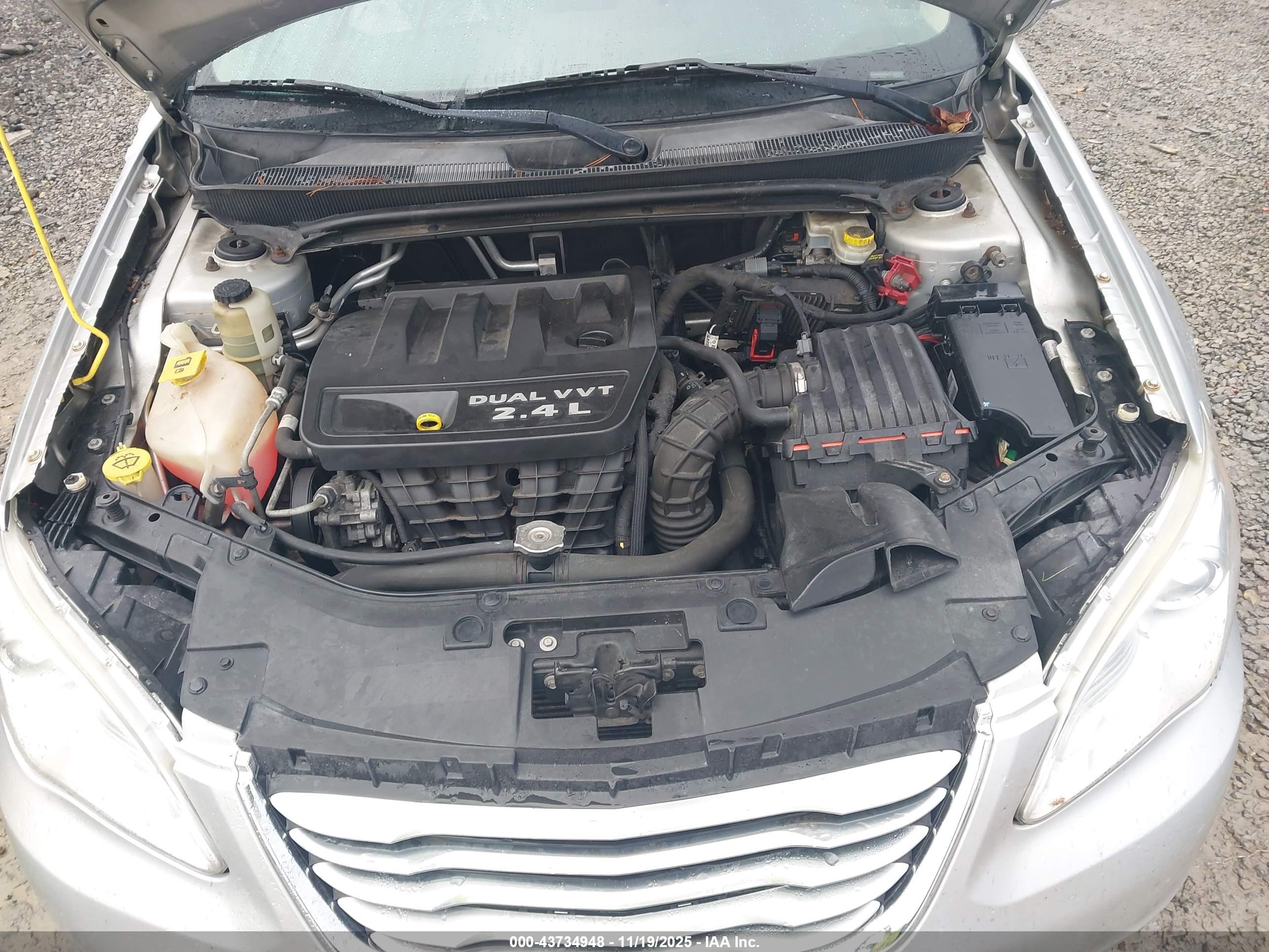 CHRYSLER 200 image 10