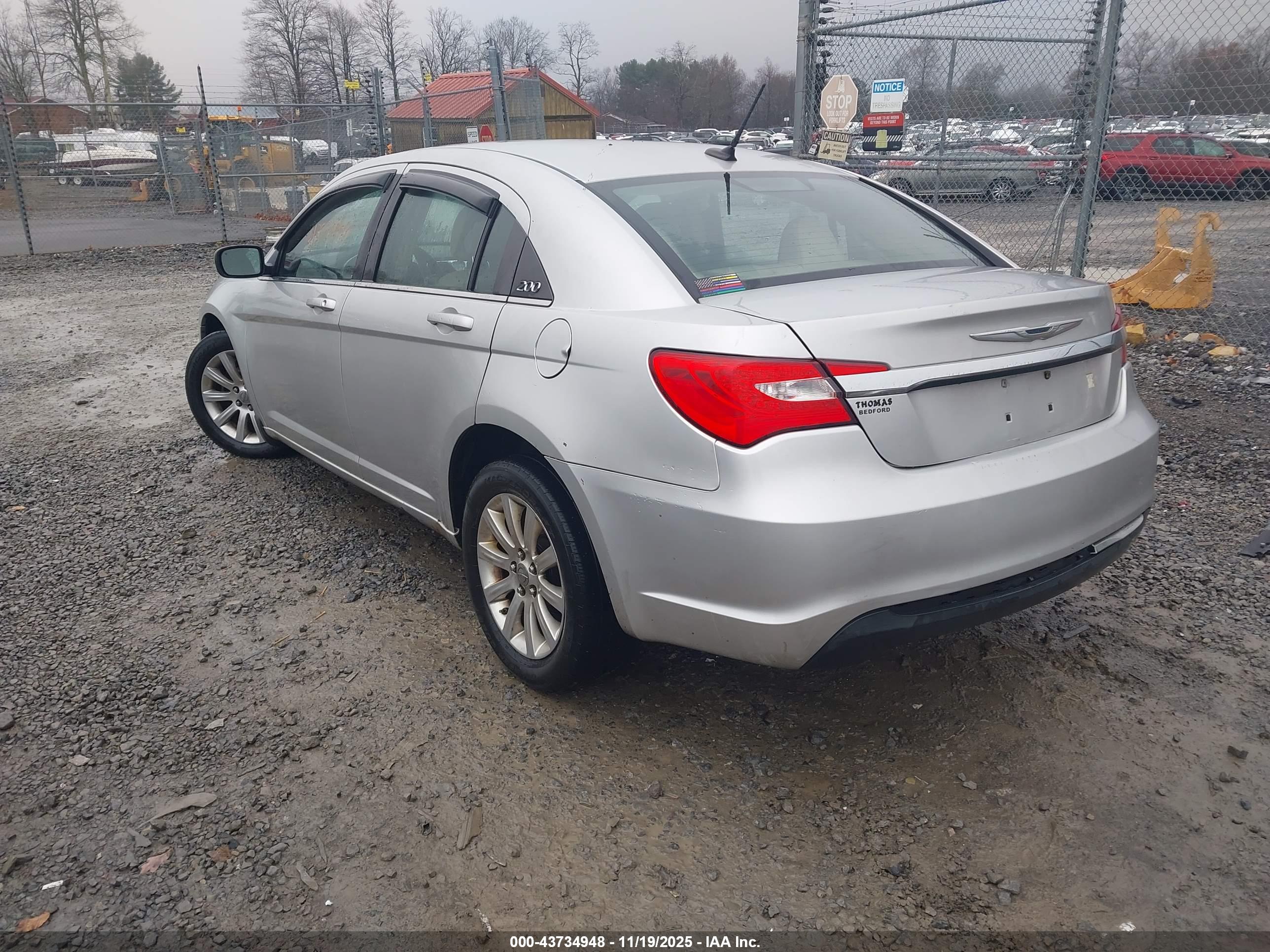 CHRYSLER 200 image 3