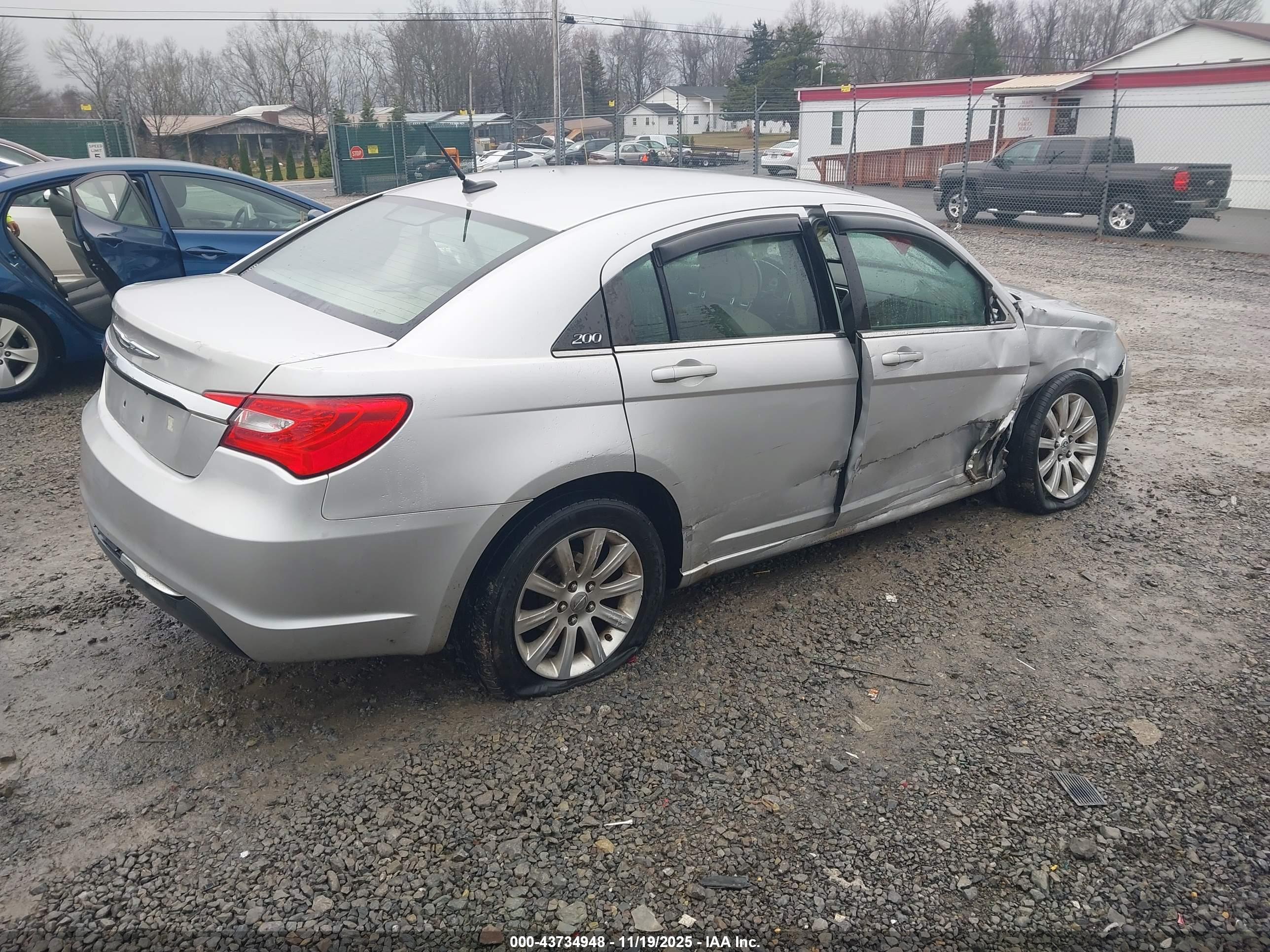 CHRYSLER 200 image 4