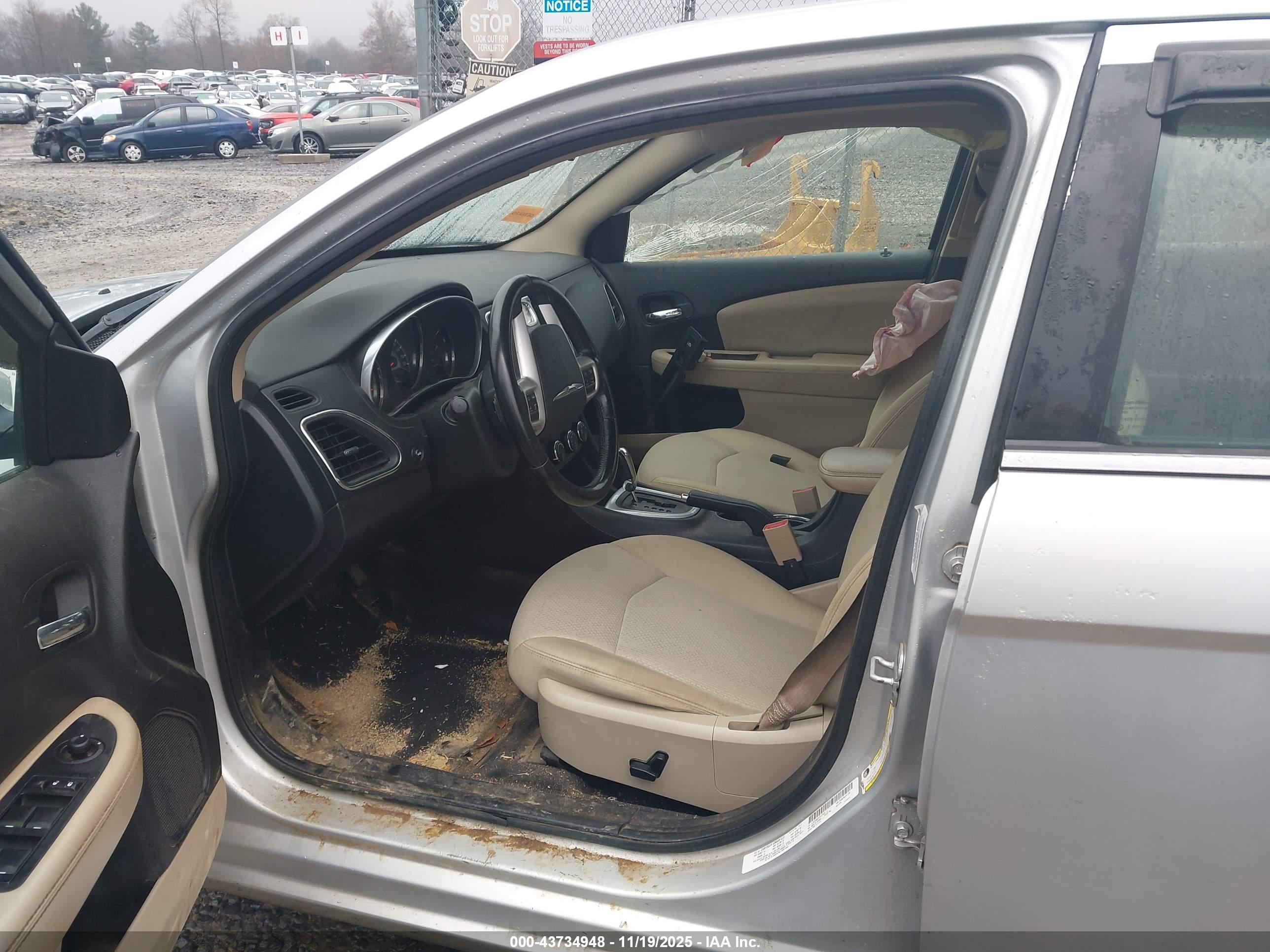 CHRYSLER 200 image 5