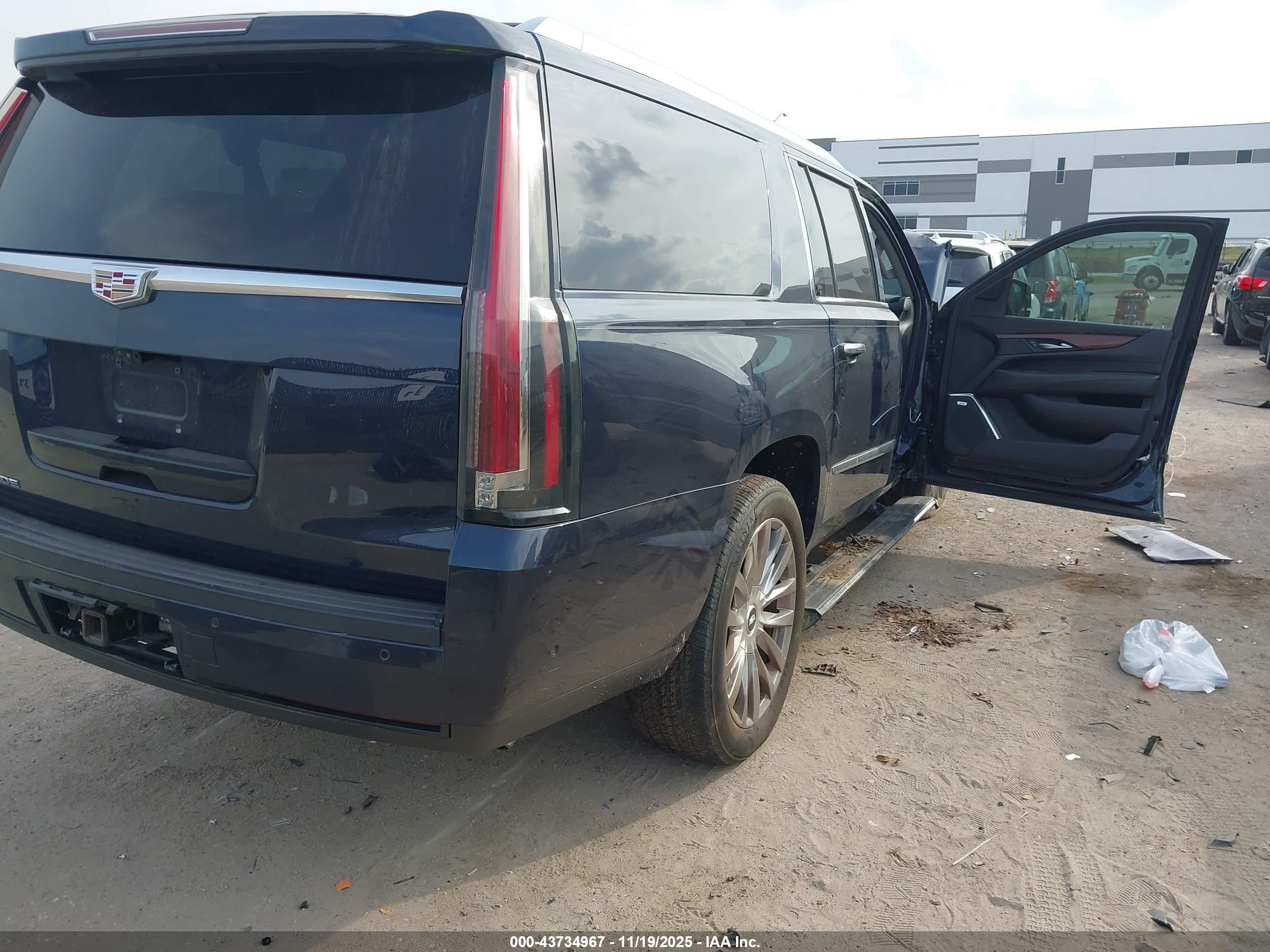CADILLAC ESCALADE image 4