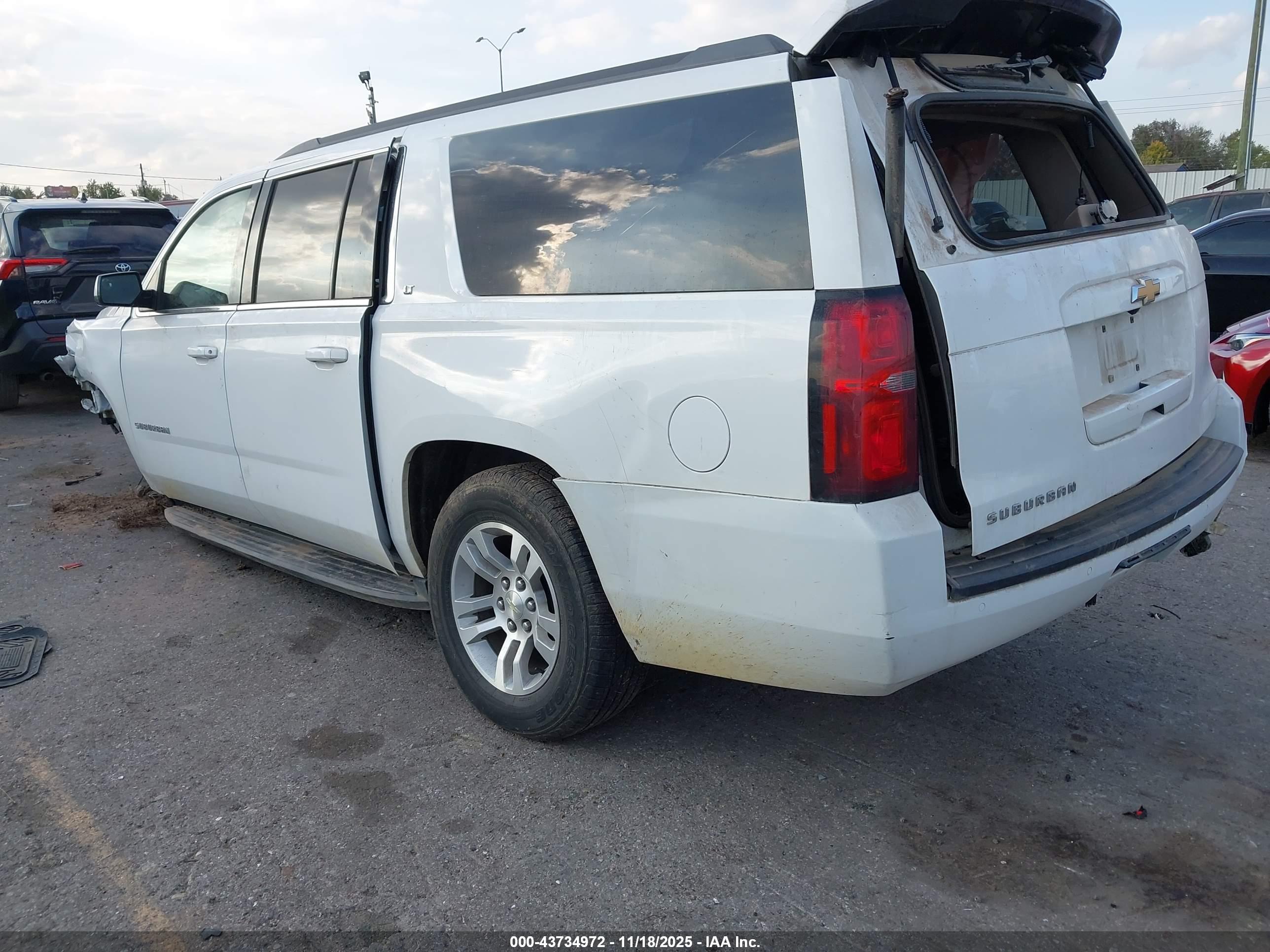CHEVROLET SUBURBAN image 3