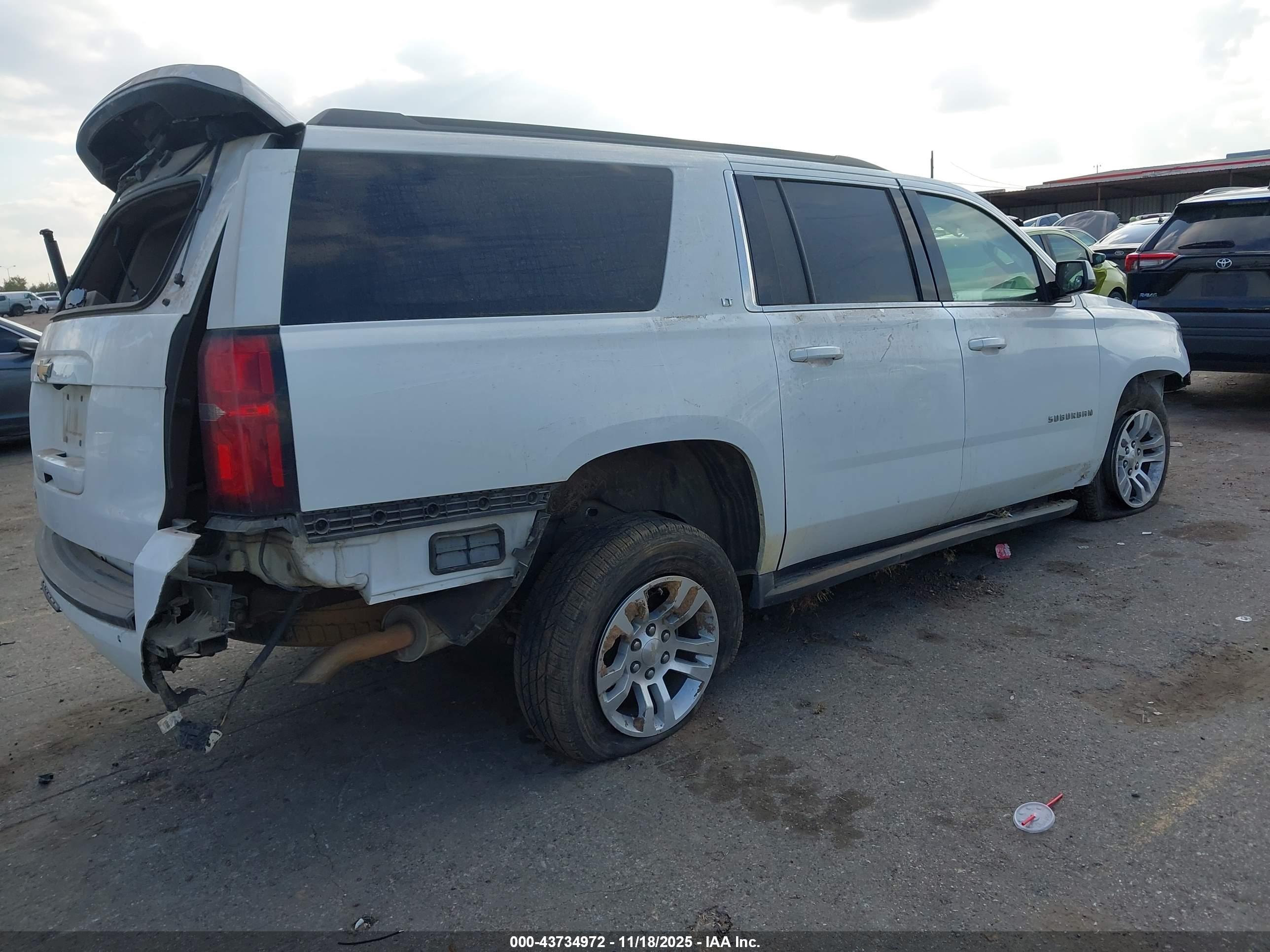 CHEVROLET SUBURBAN image 4