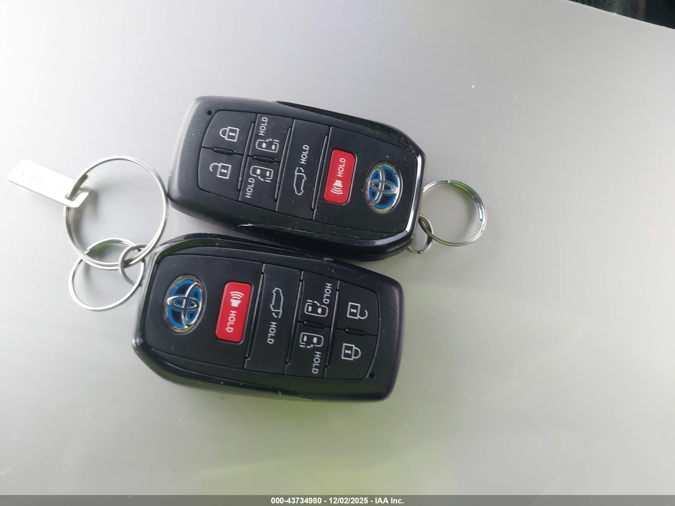 TOYOTA SIENNA image 11