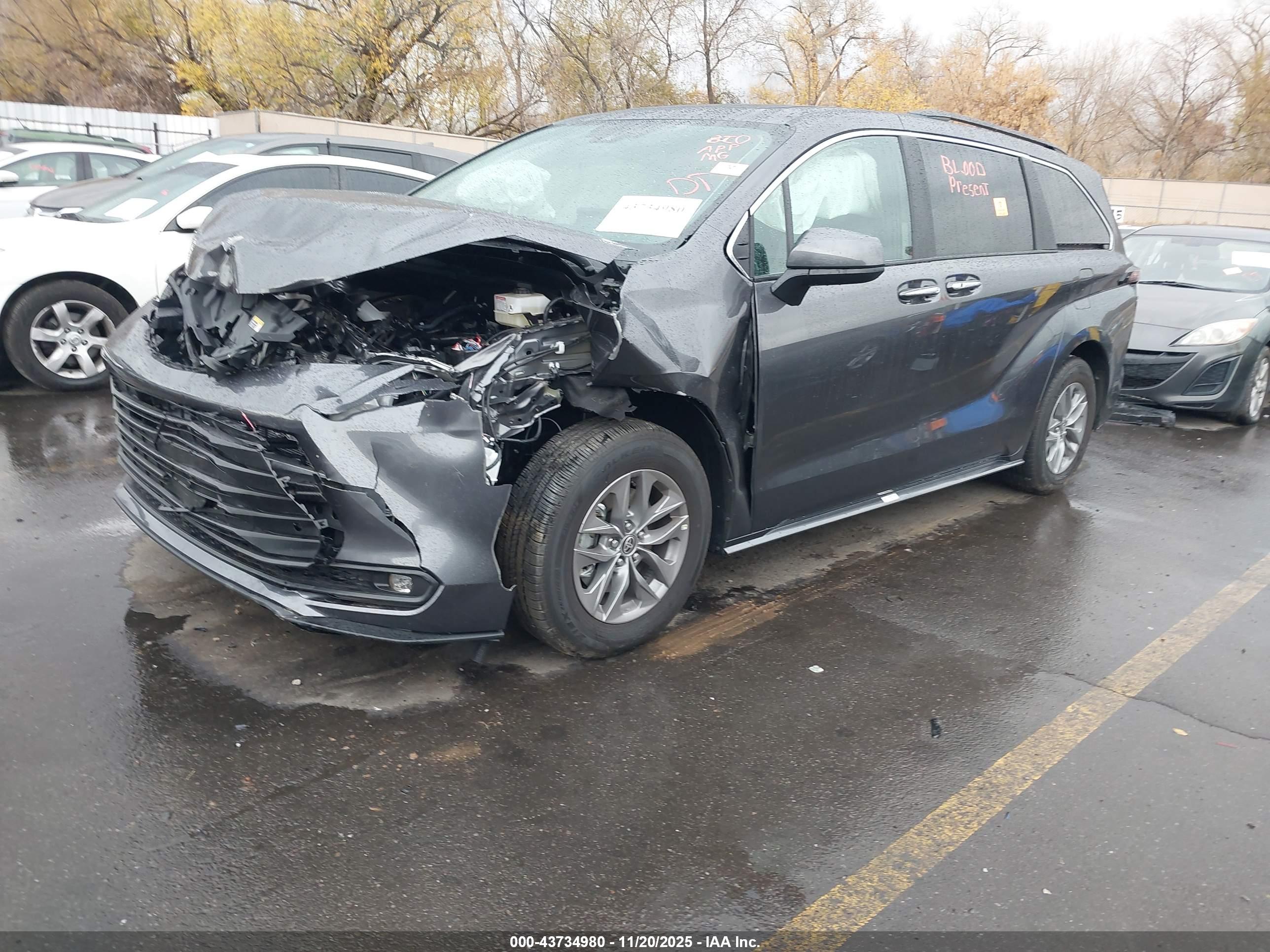 TOYOTA SIENNA image 2