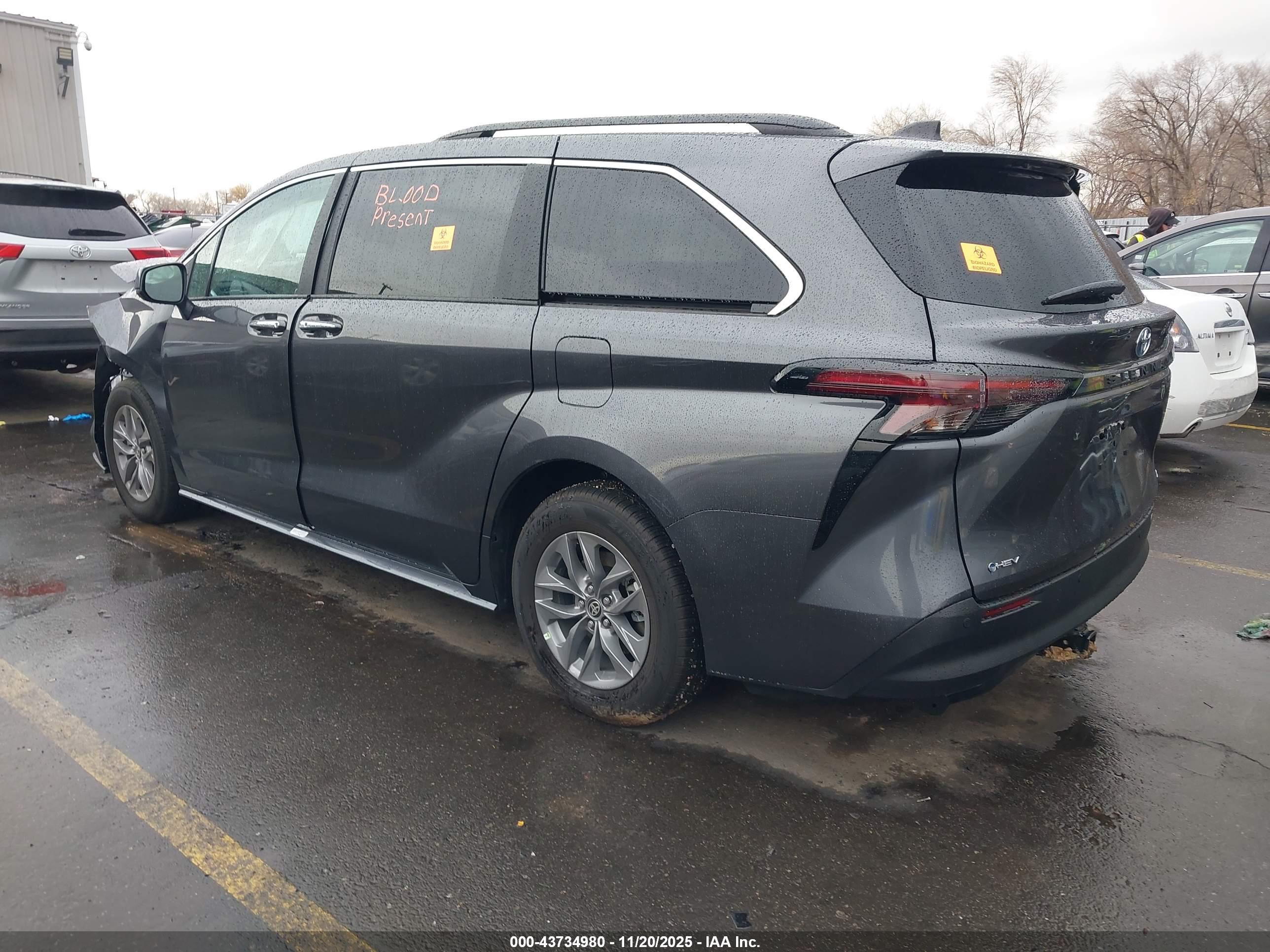 TOYOTA SIENNA image 3