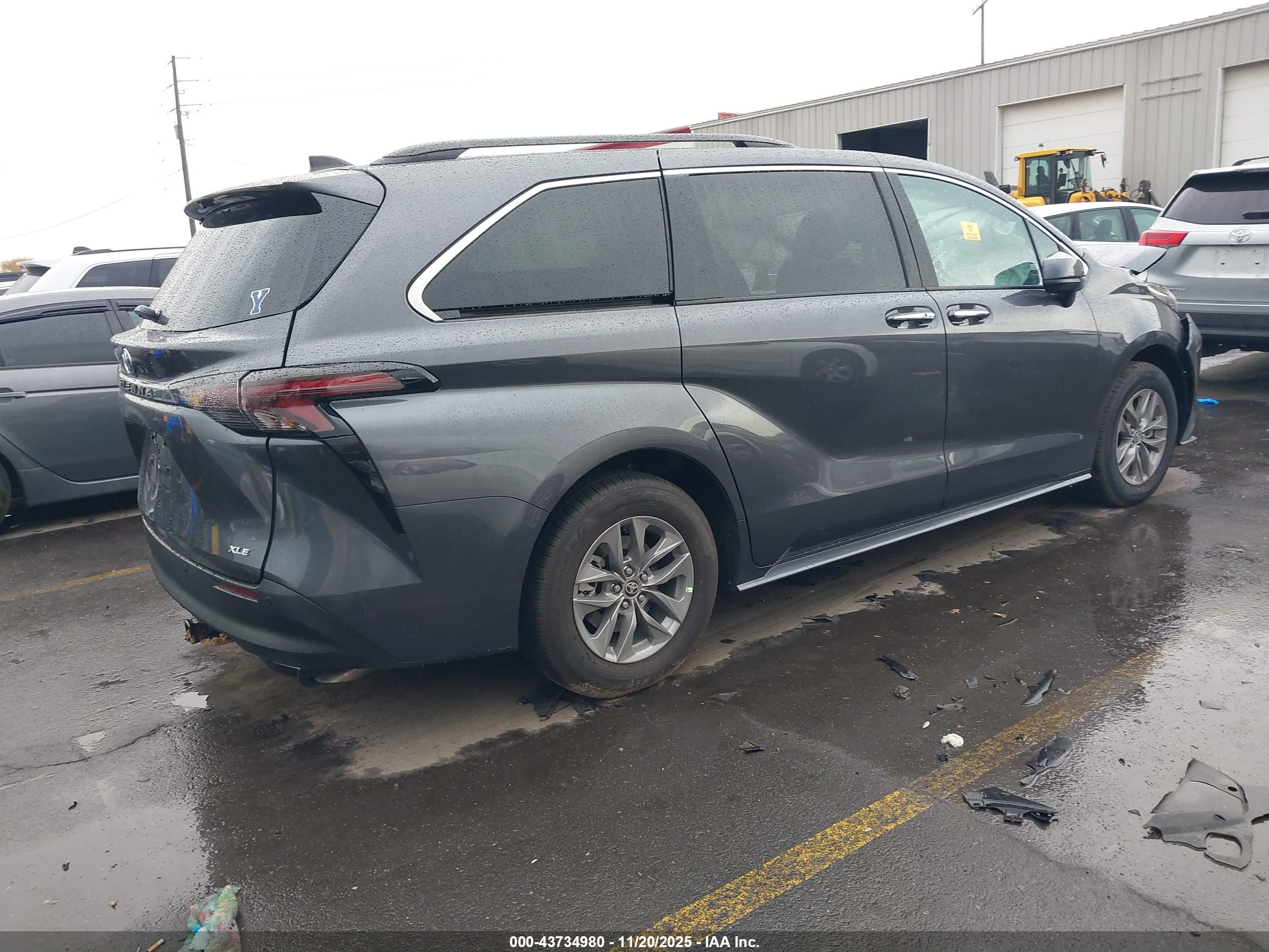 TOYOTA SIENNA image 4