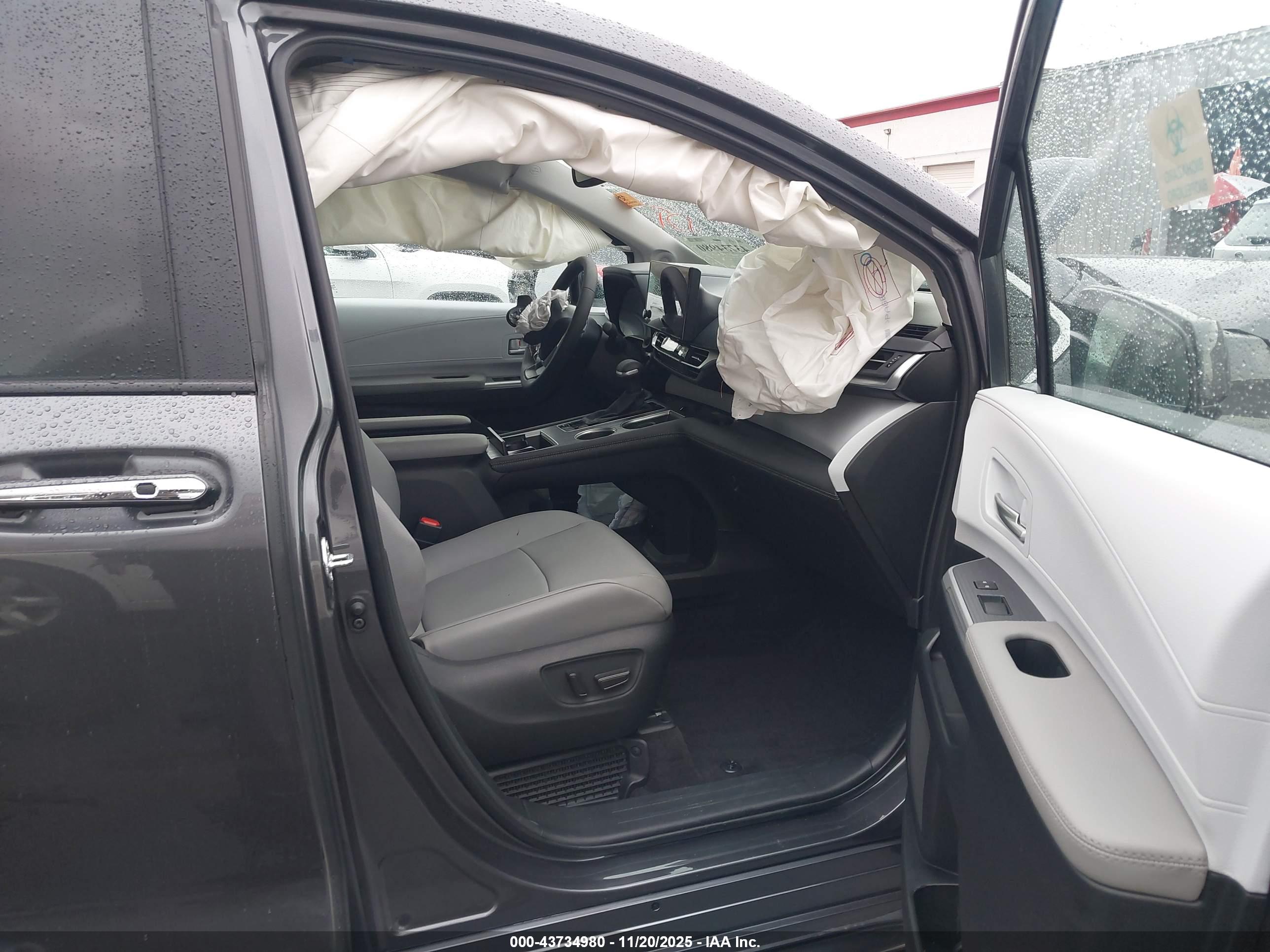 TOYOTA SIENNA image 5