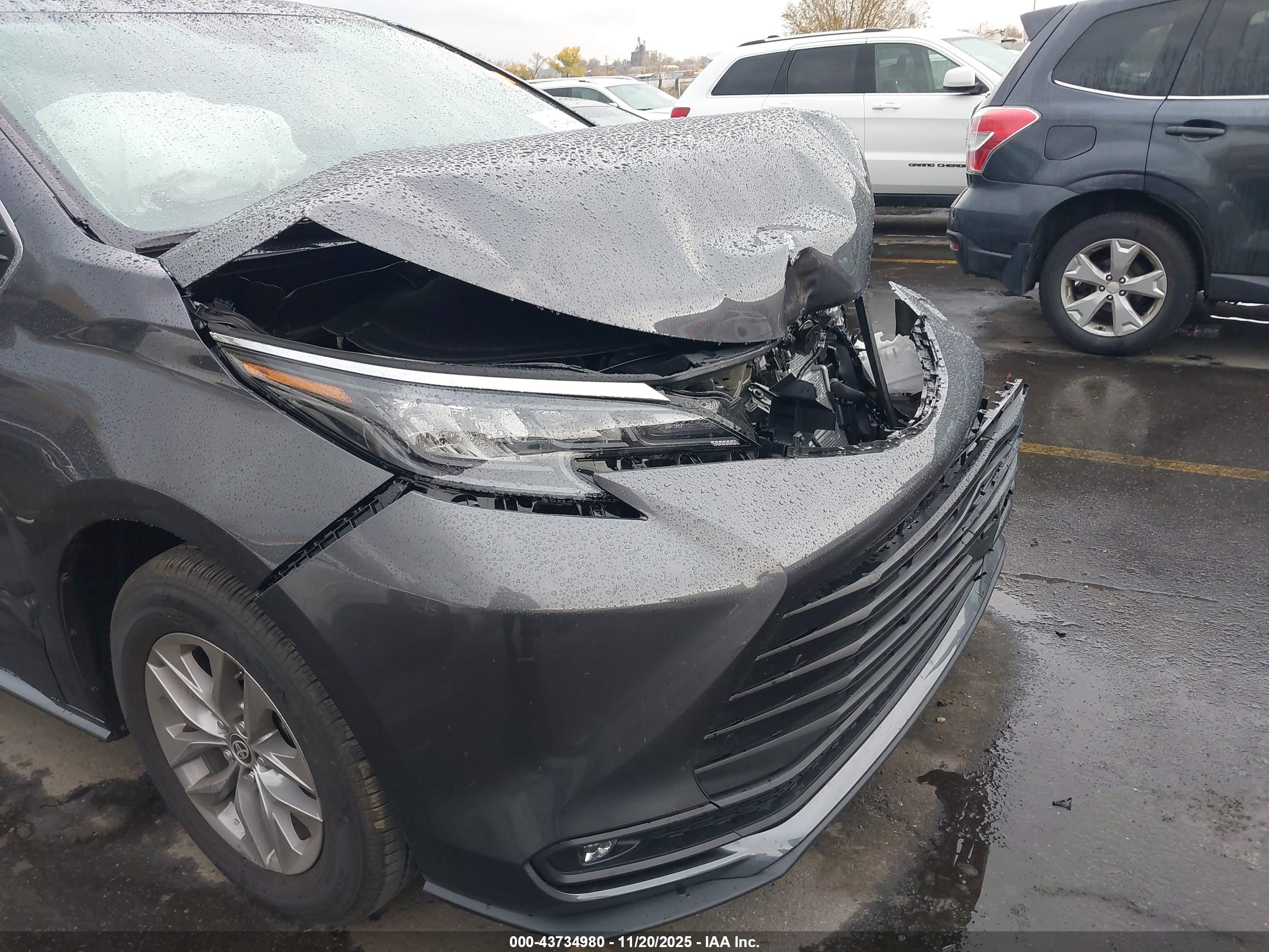 TOYOTA SIENNA image 6