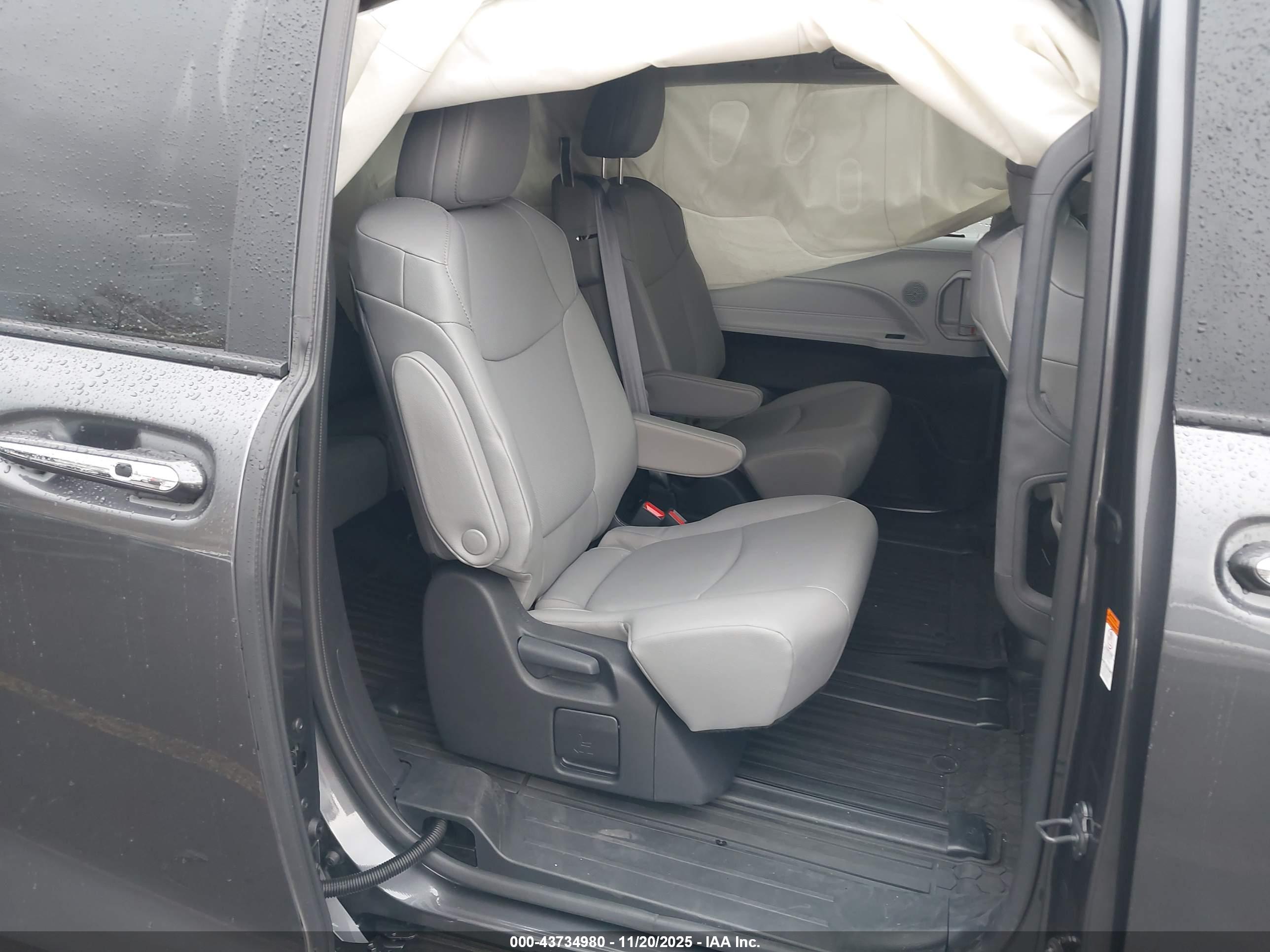 TOYOTA SIENNA image 8