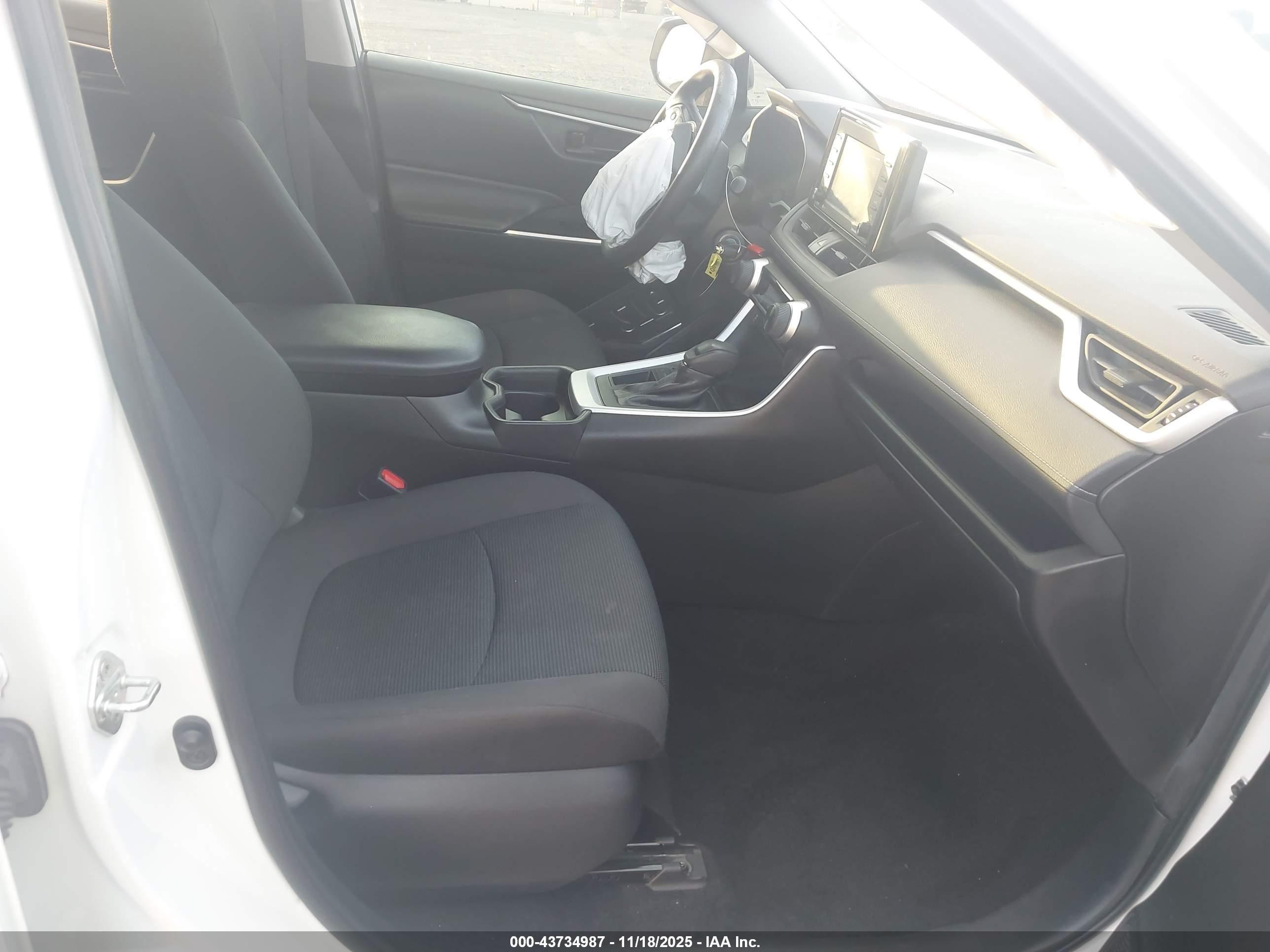 TOYOTA RAV4 image 5