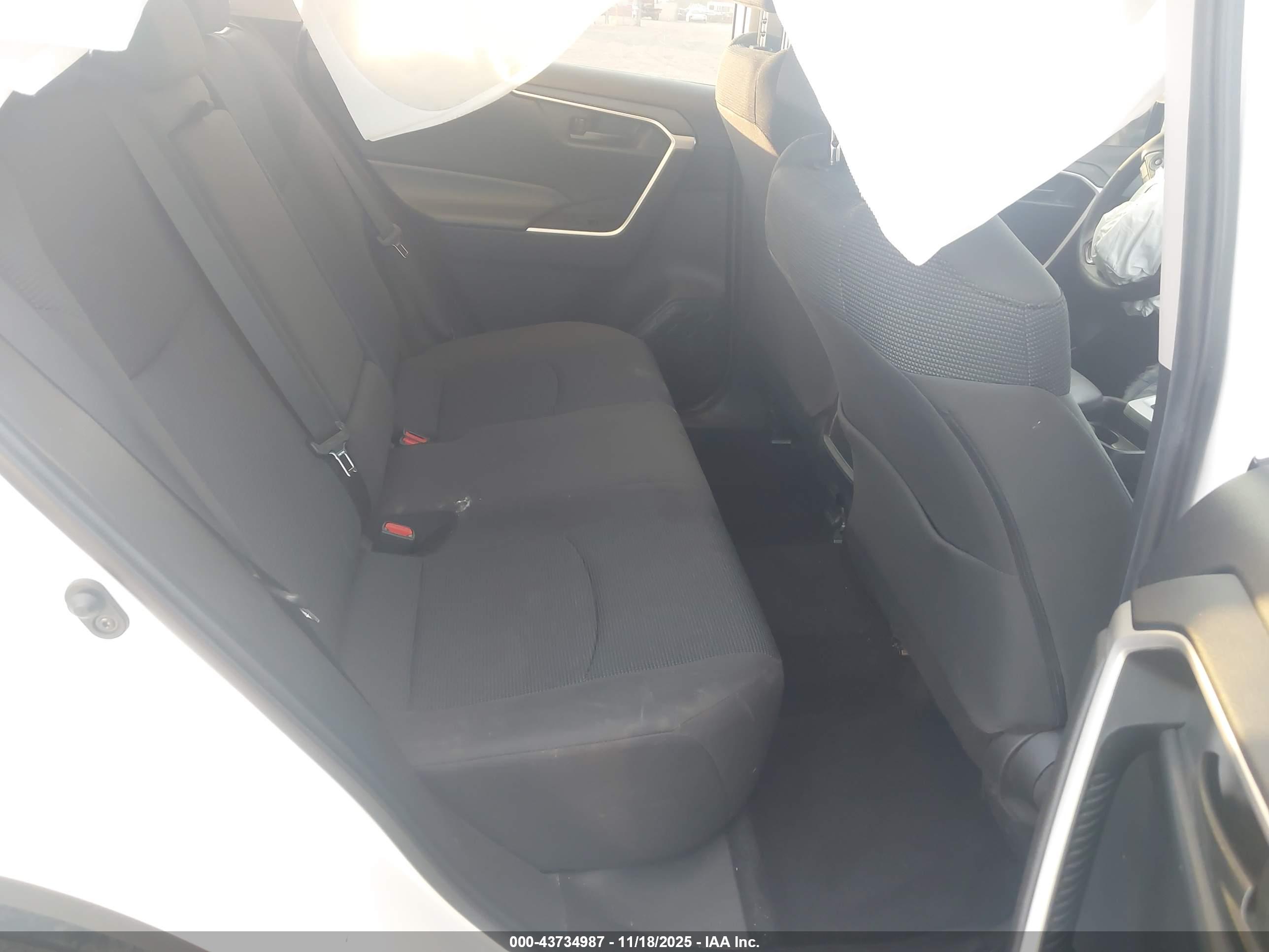 TOYOTA RAV4 image 8