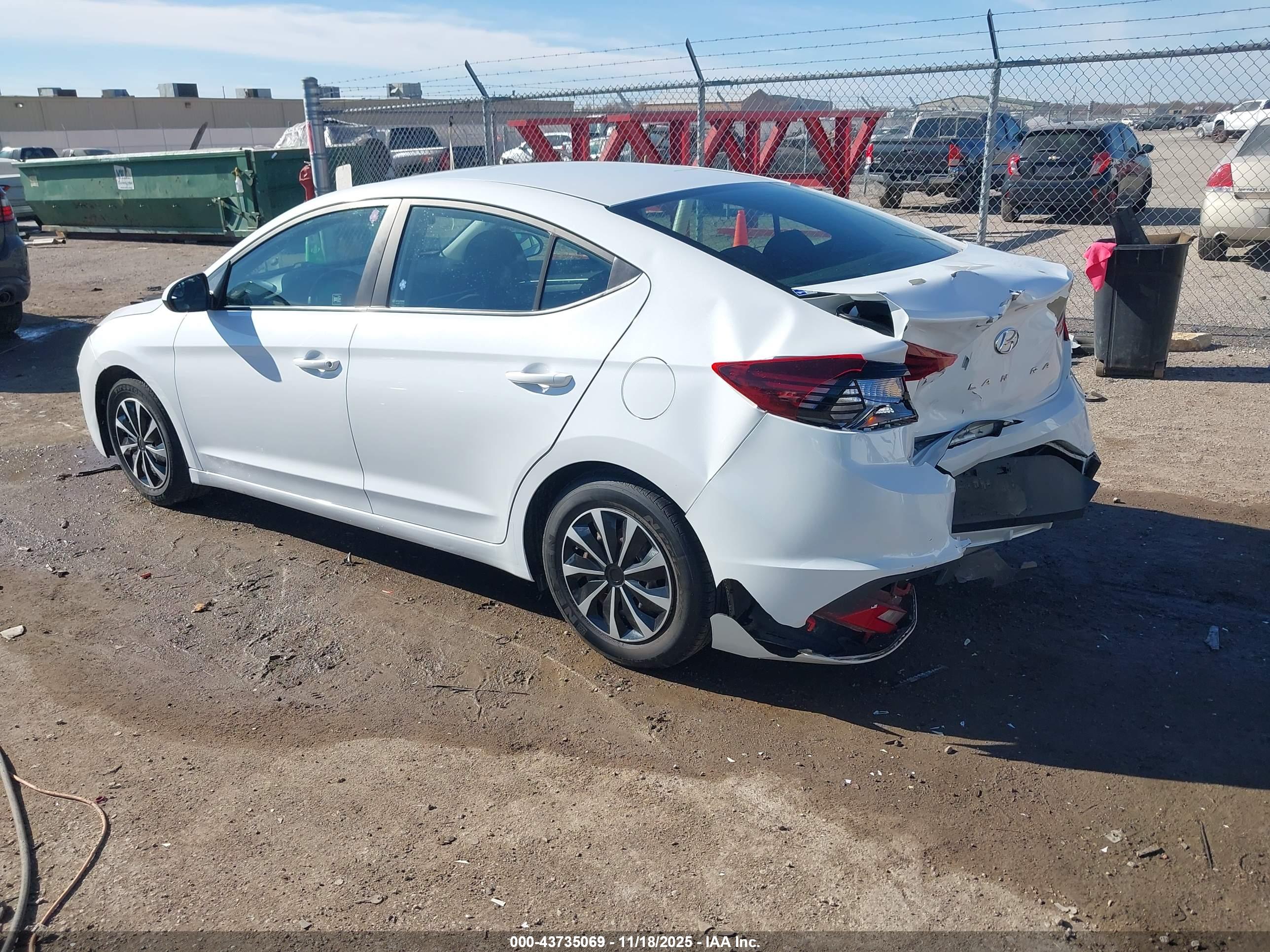 HYUNDAI ELANTRA image 3