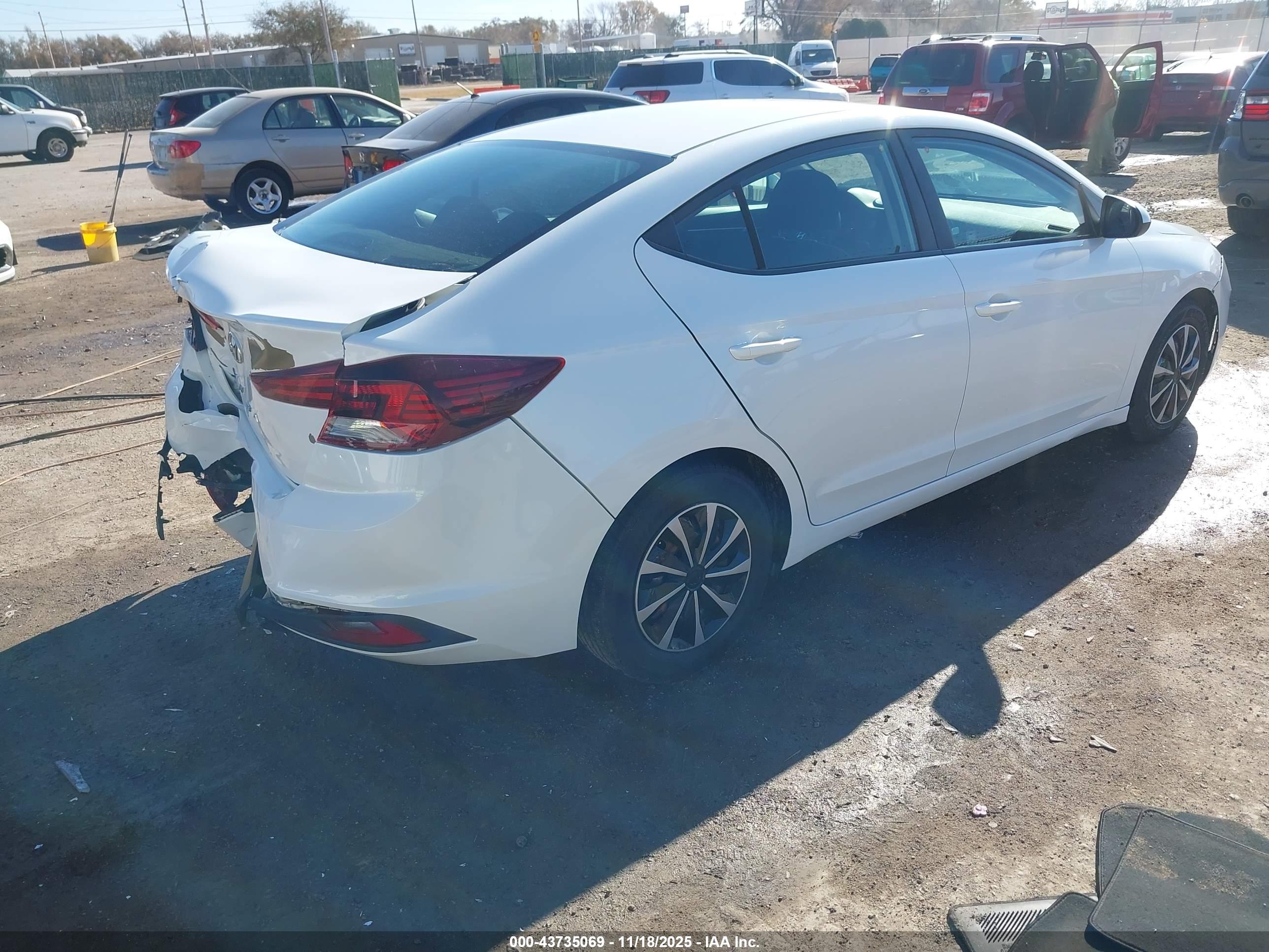 HYUNDAI ELANTRA image 4