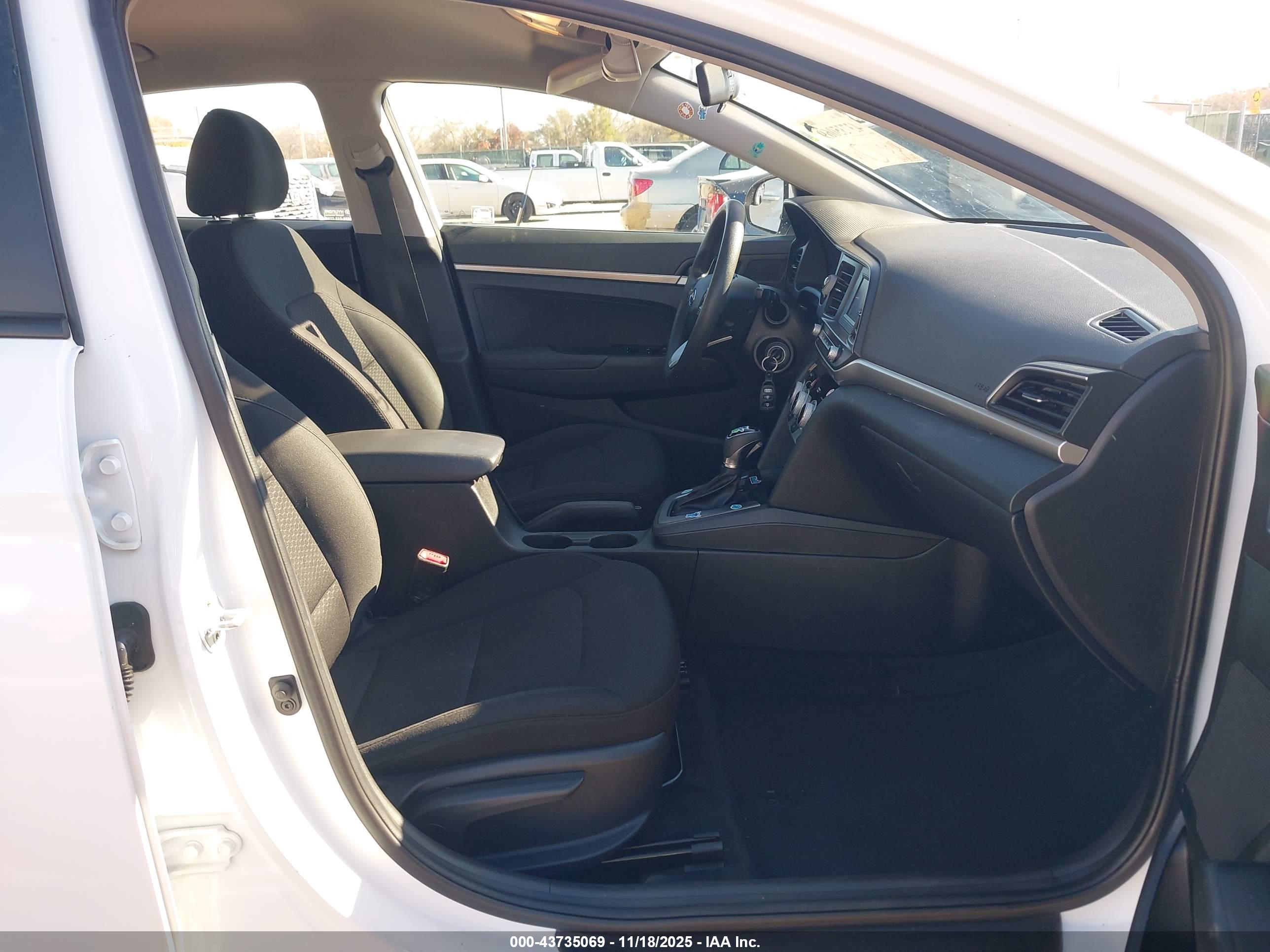 HYUNDAI ELANTRA image 5