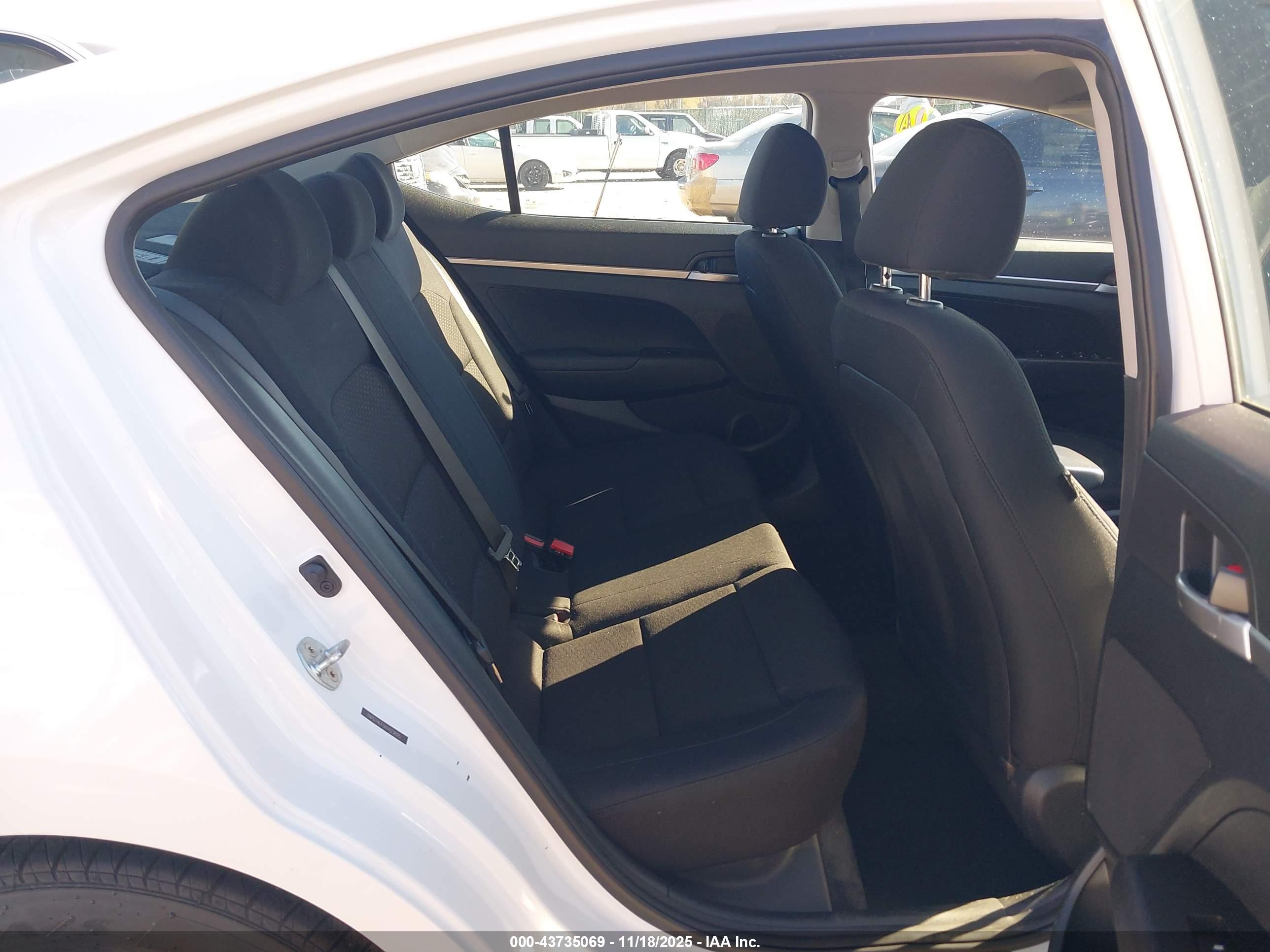 HYUNDAI ELANTRA image 8