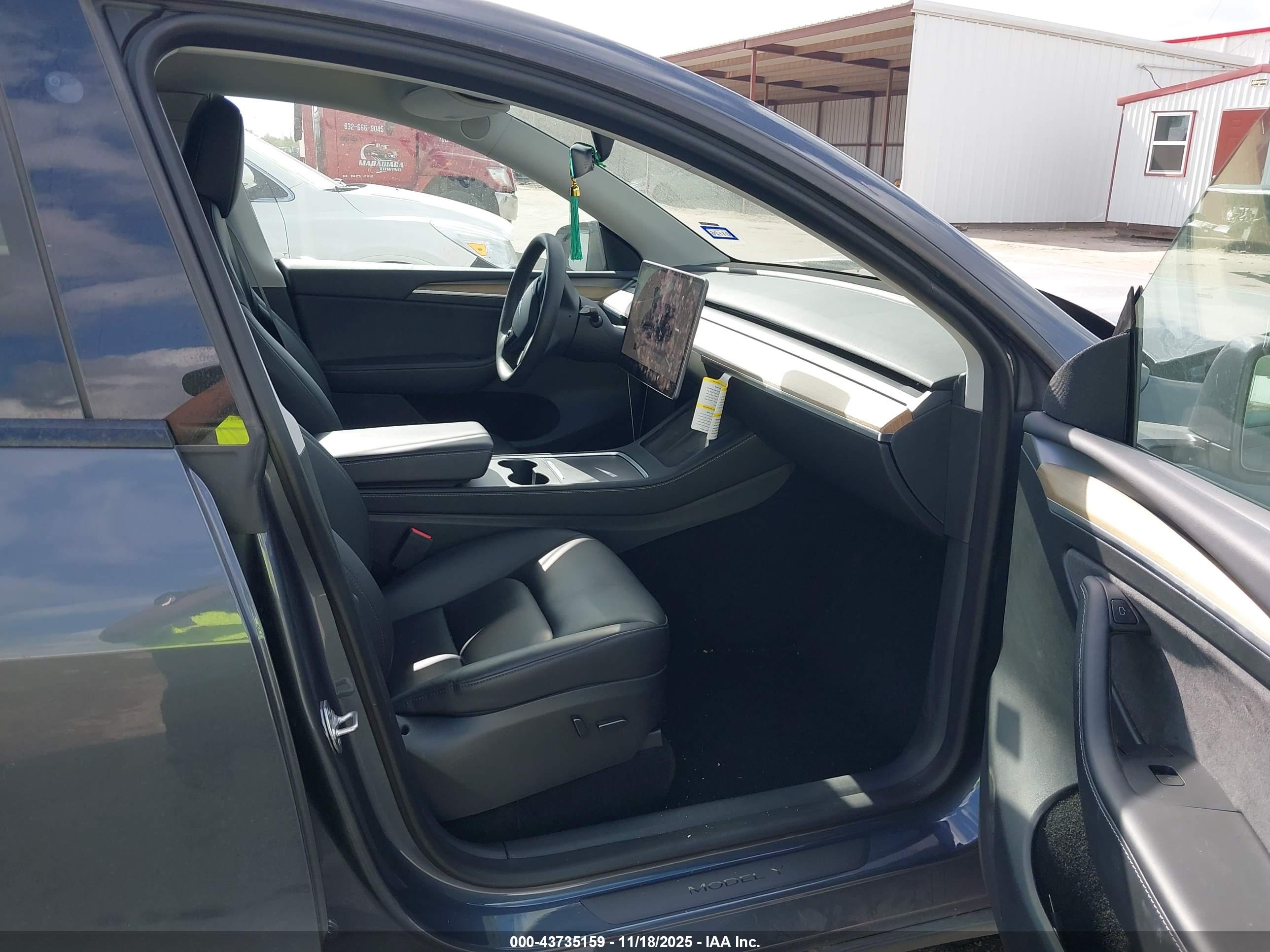 TESLA MODEL image 5