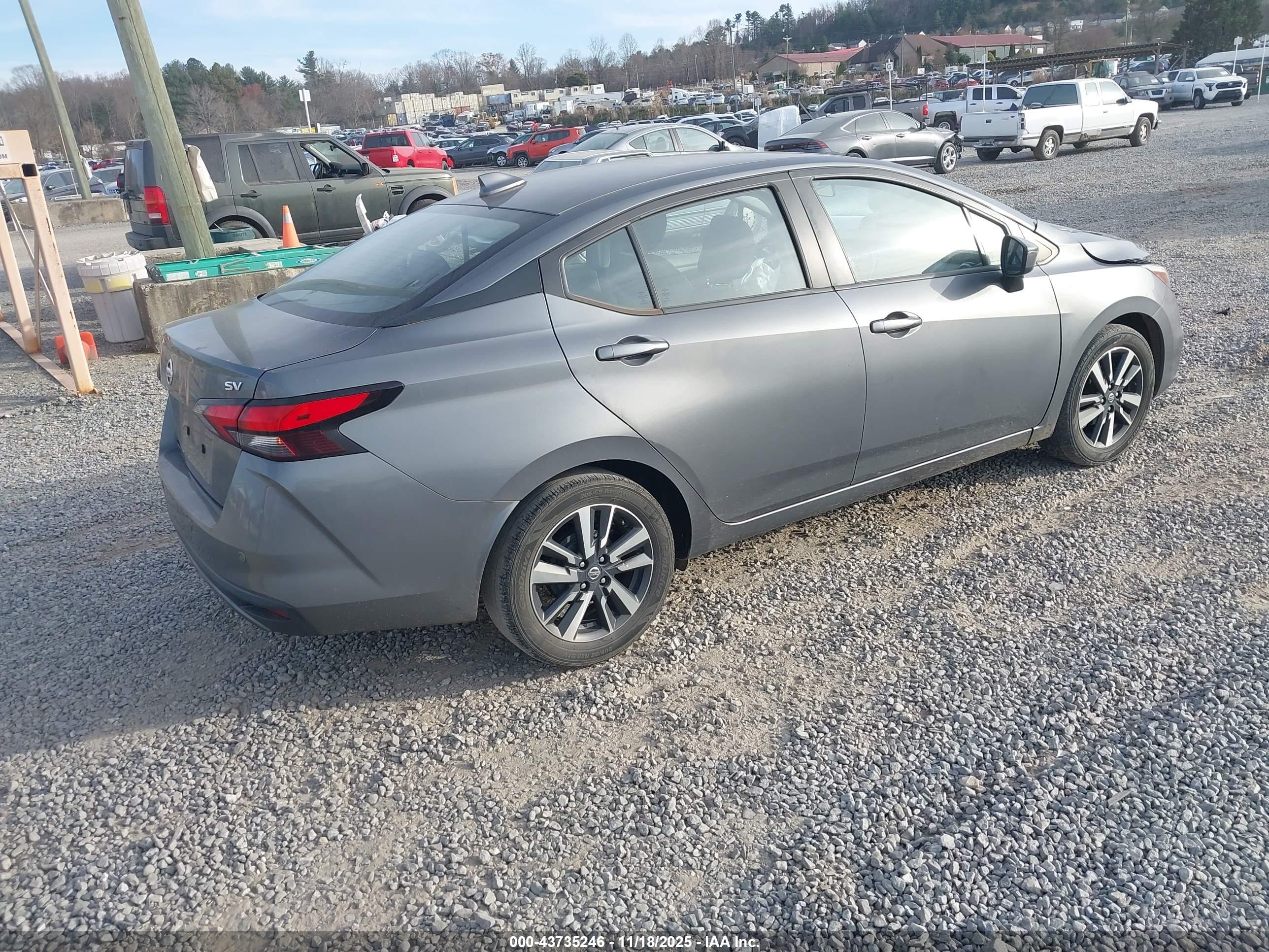 NISSAN VERSA image 4