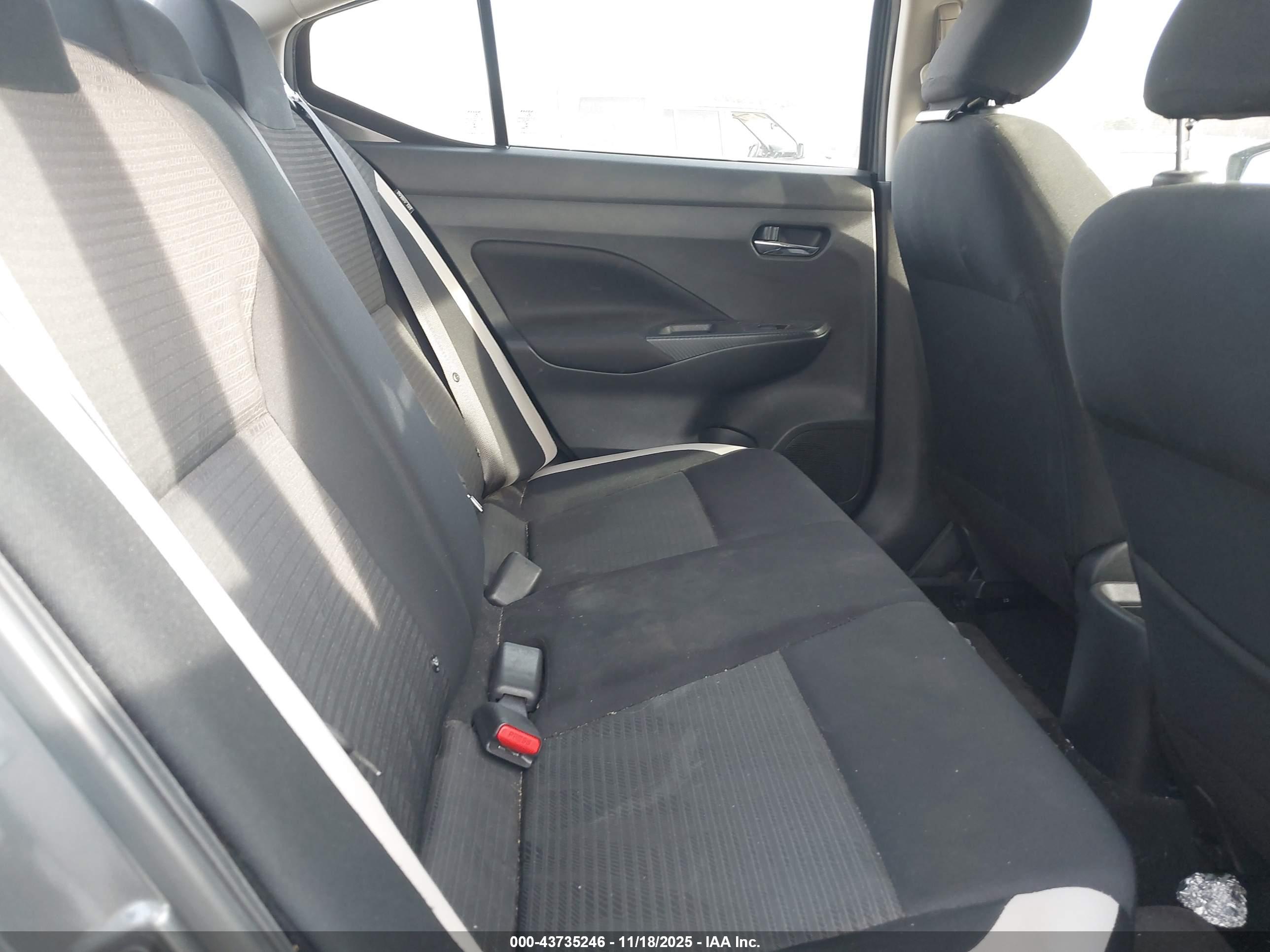 NISSAN VERSA image 8