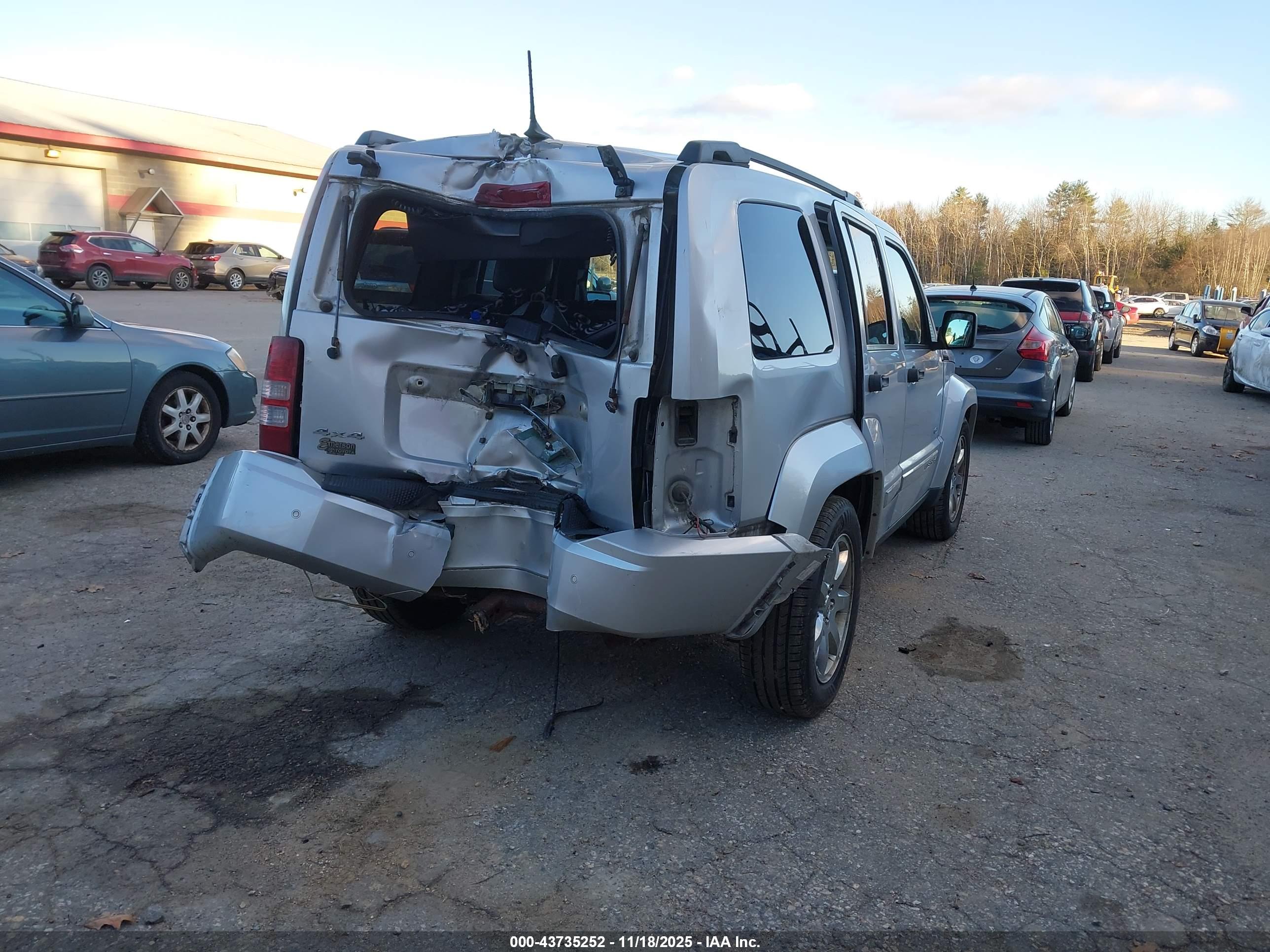 JEEP LIBERTY image 4