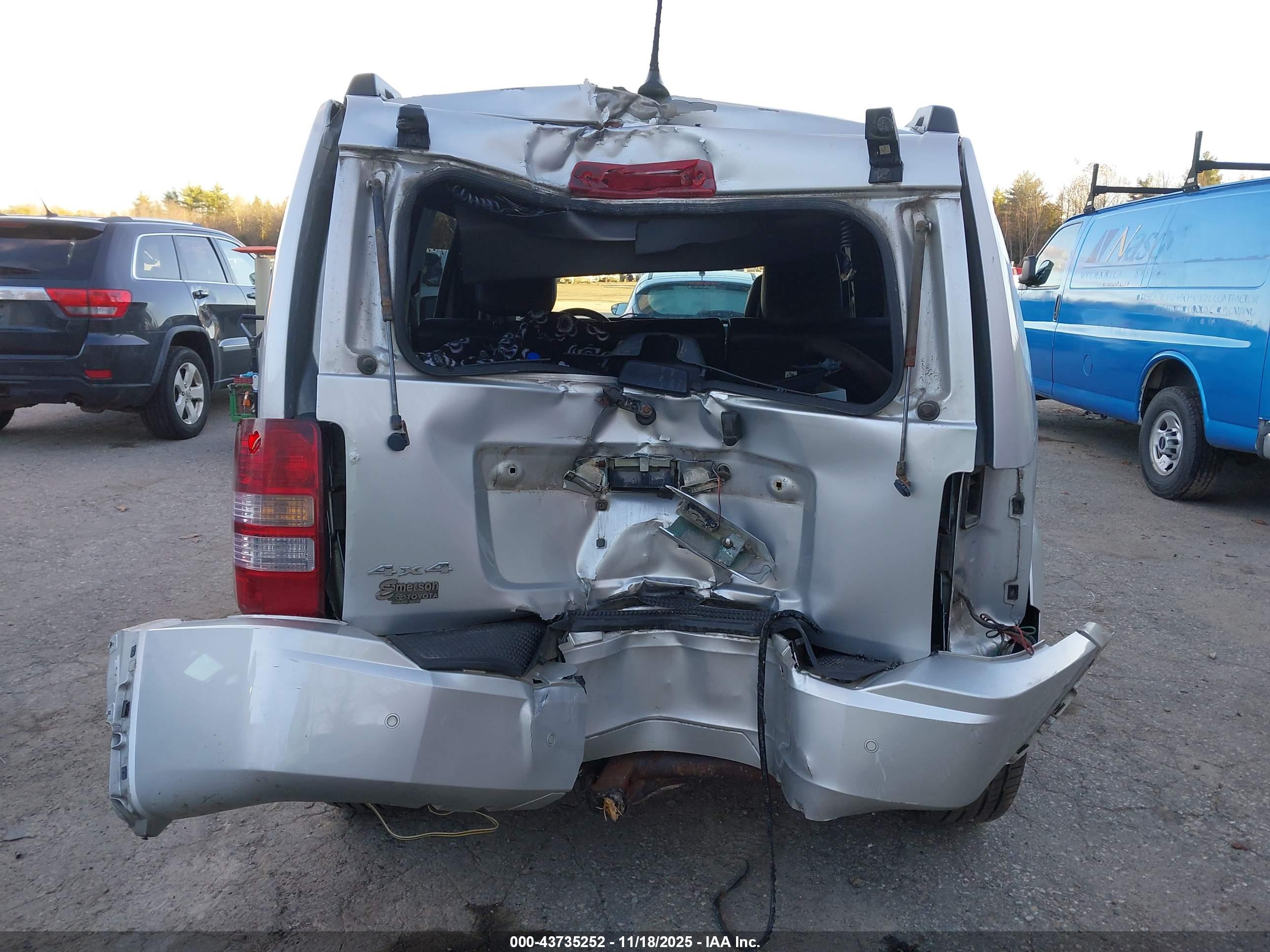 JEEP LIBERTY image 6