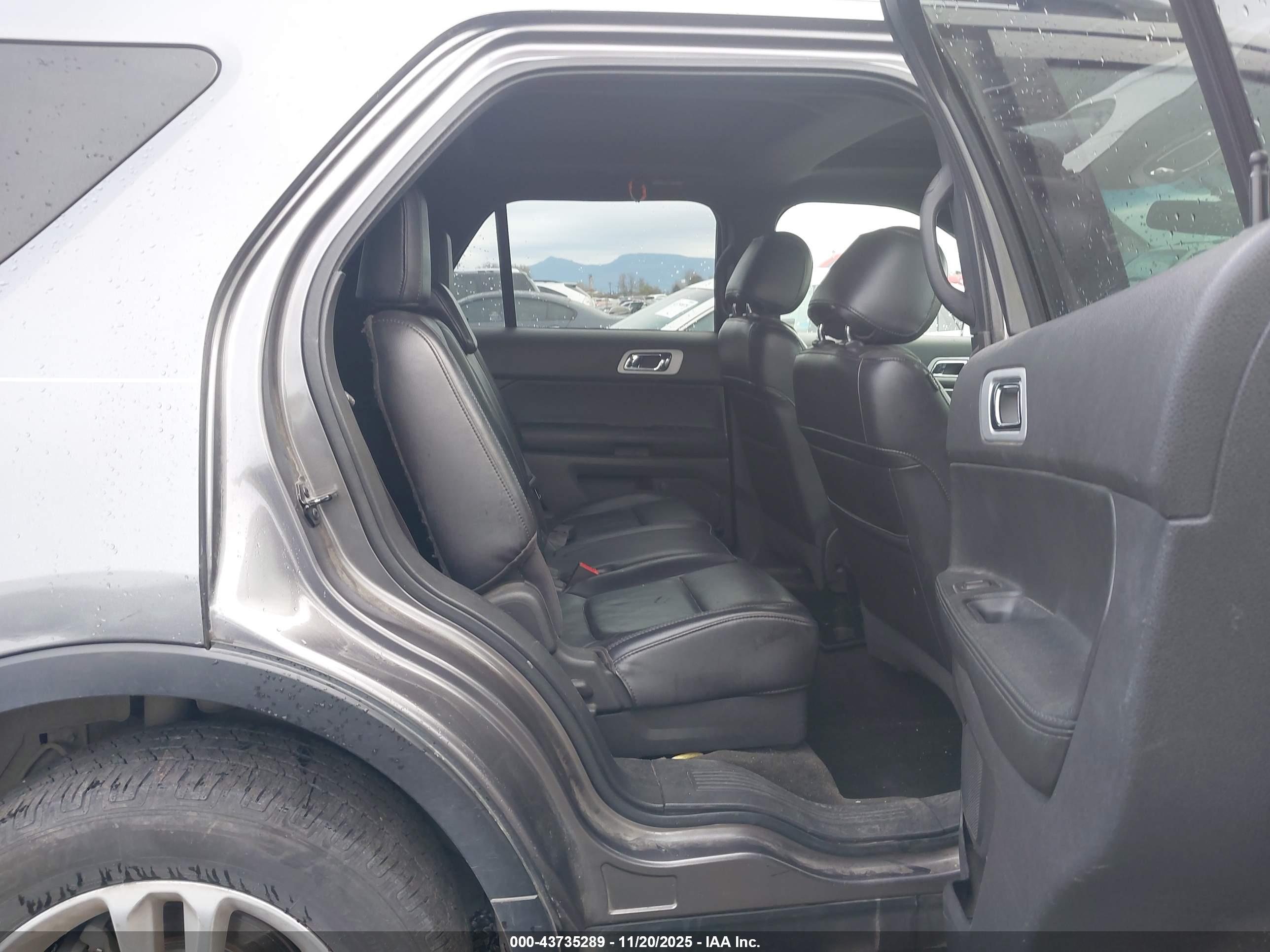 FORD EXPLORER image 8