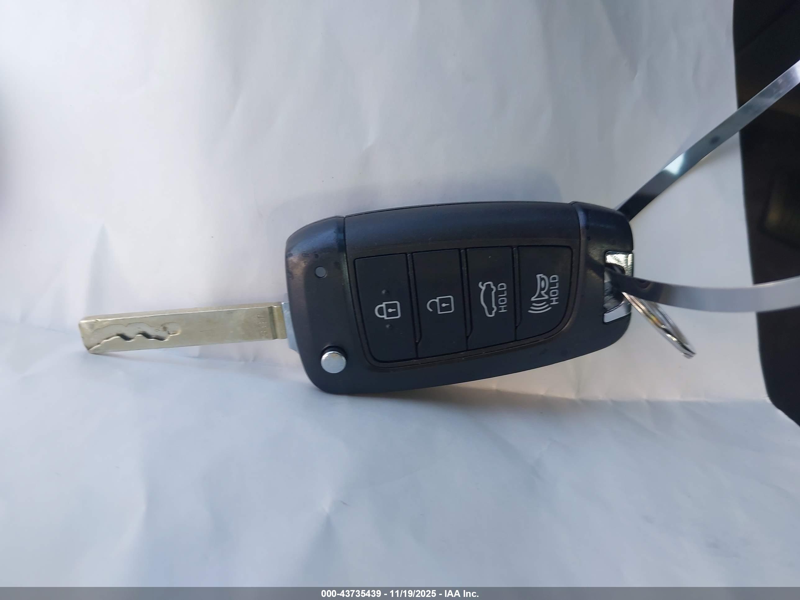 HYUNDAI ELANTRA image 11