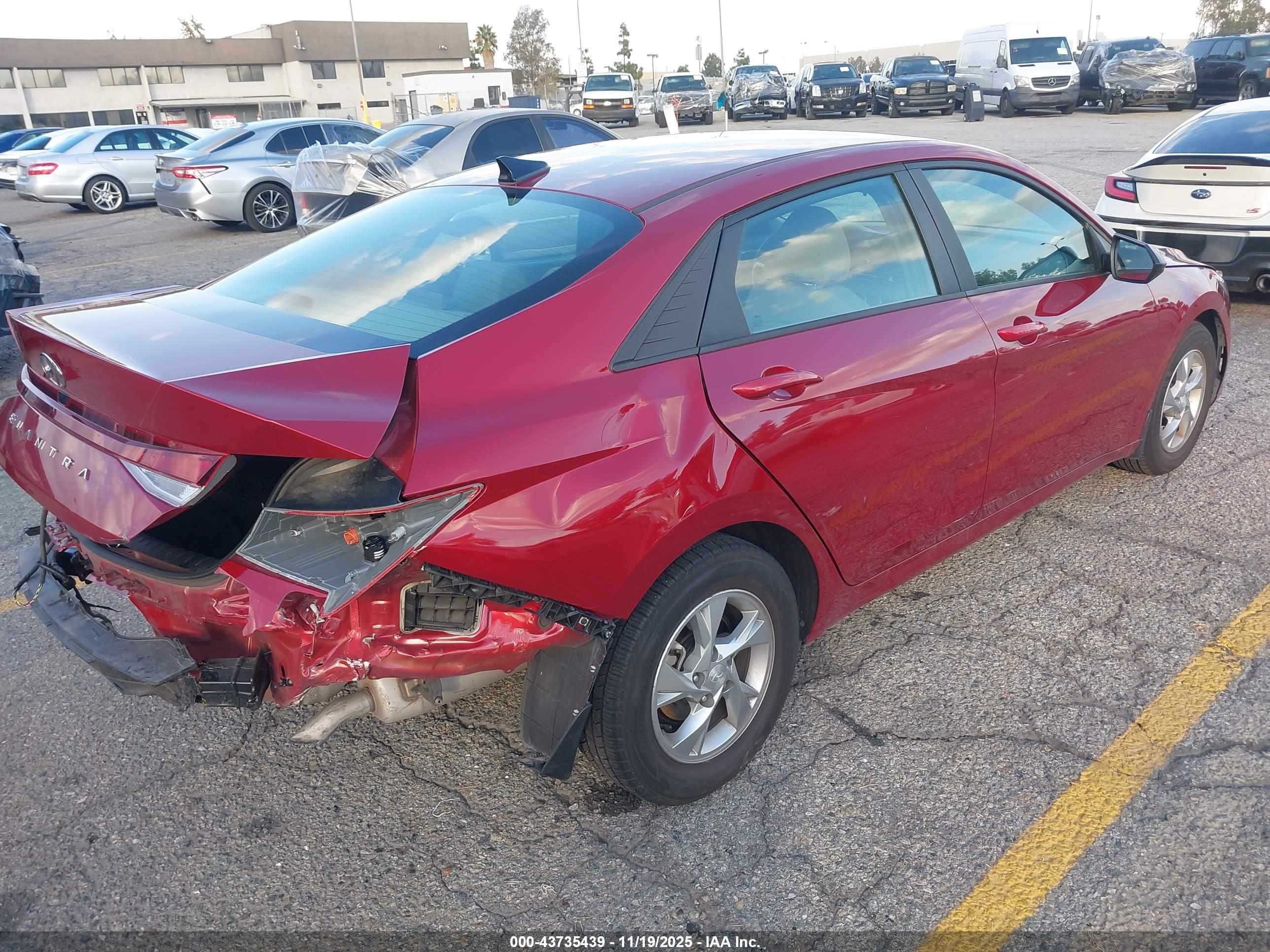 HYUNDAI ELANTRA image 4