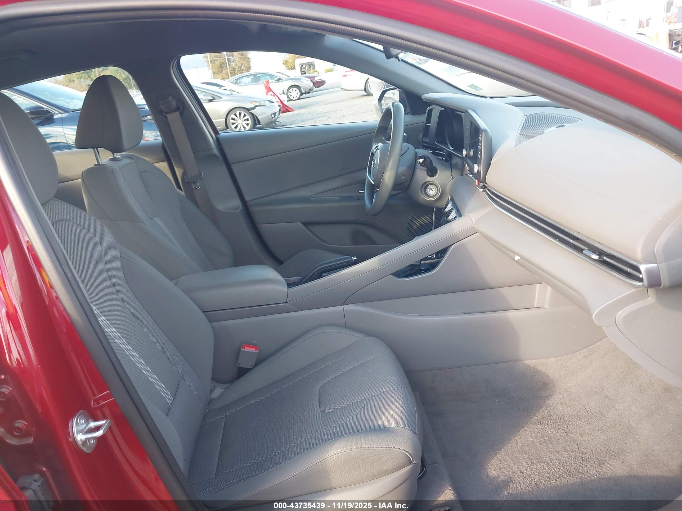 HYUNDAI ELANTRA image 5