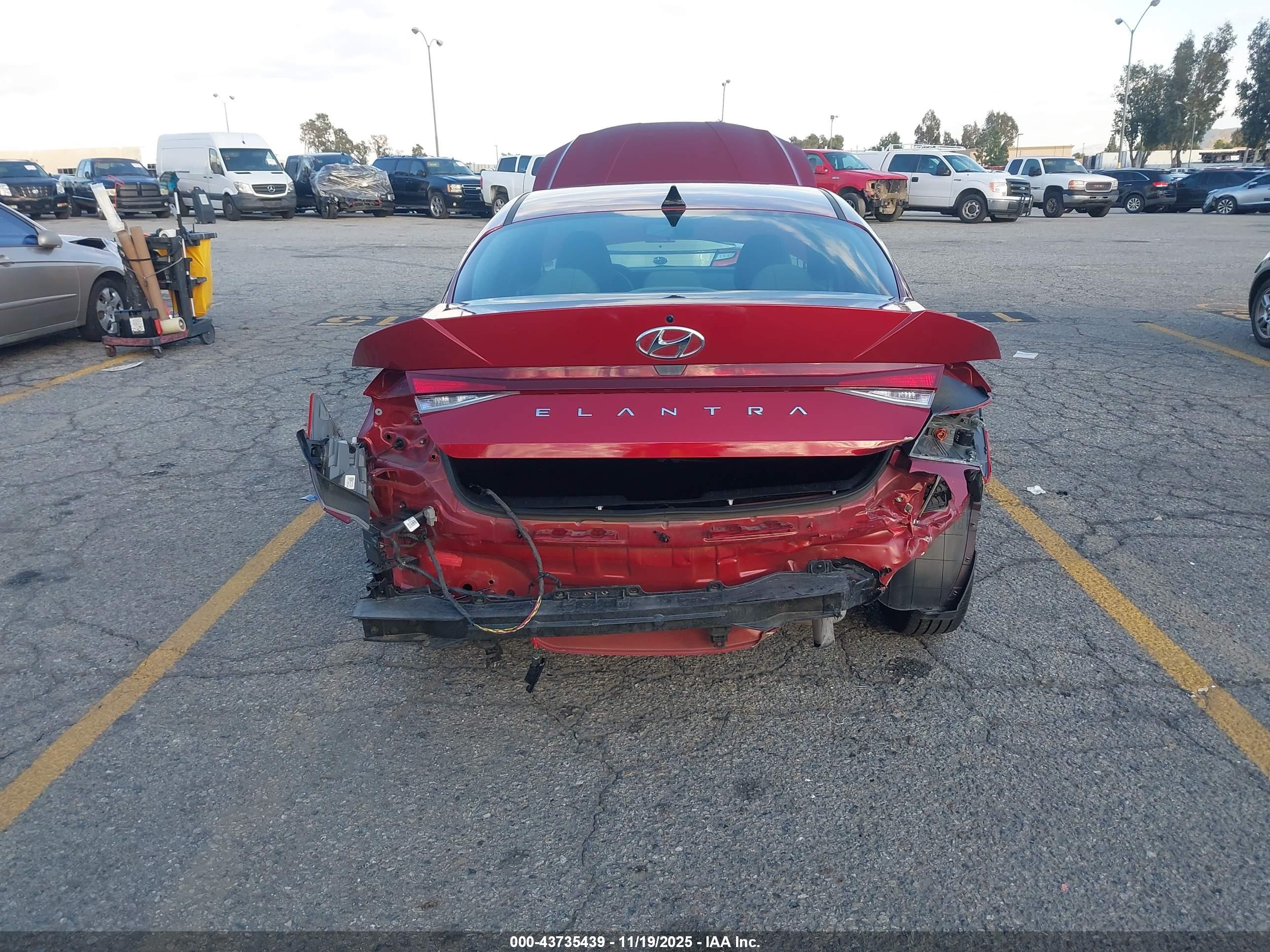 HYUNDAI ELANTRA image 6