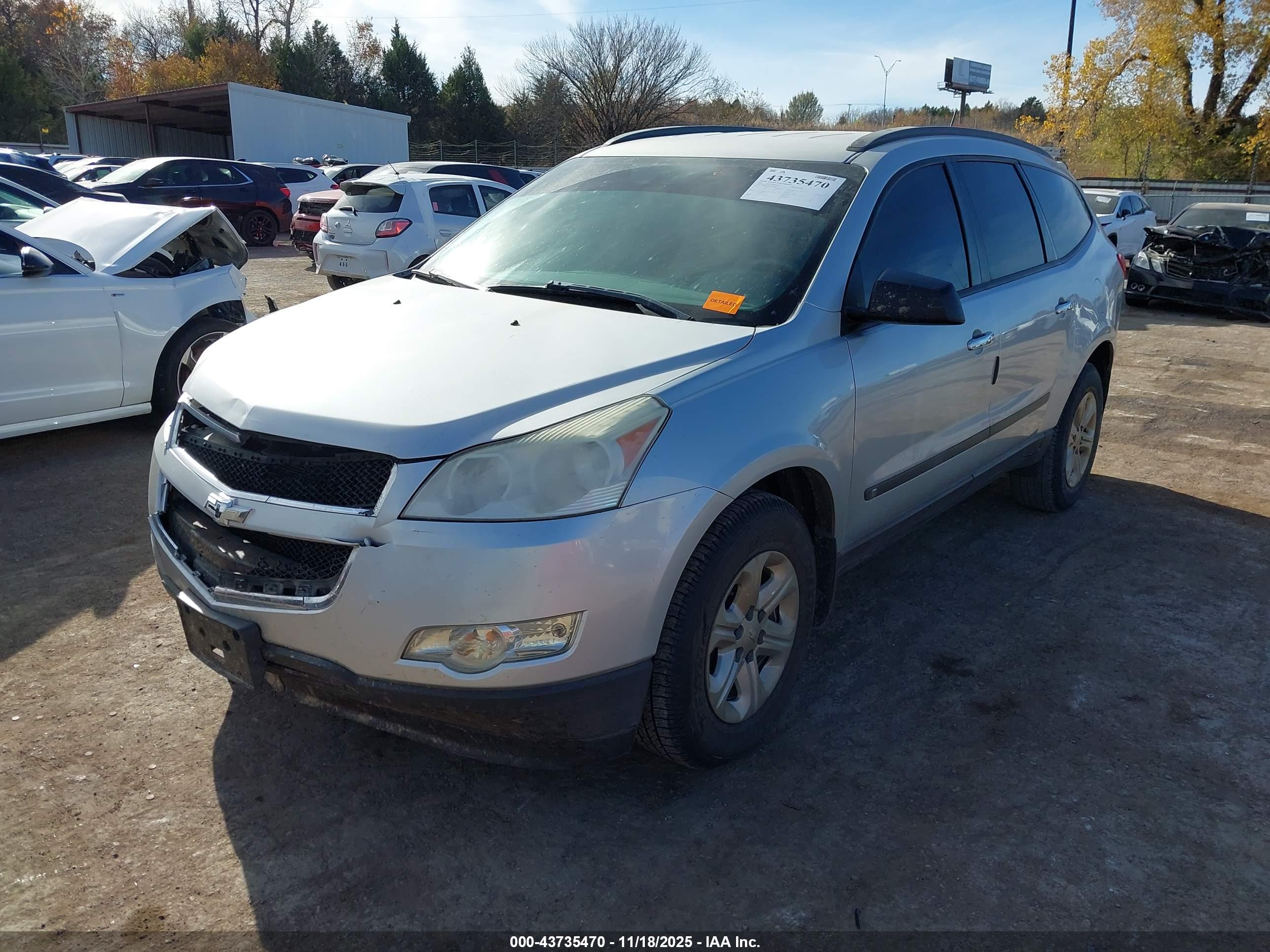 CHEVROLET TRAVERSE image 2
