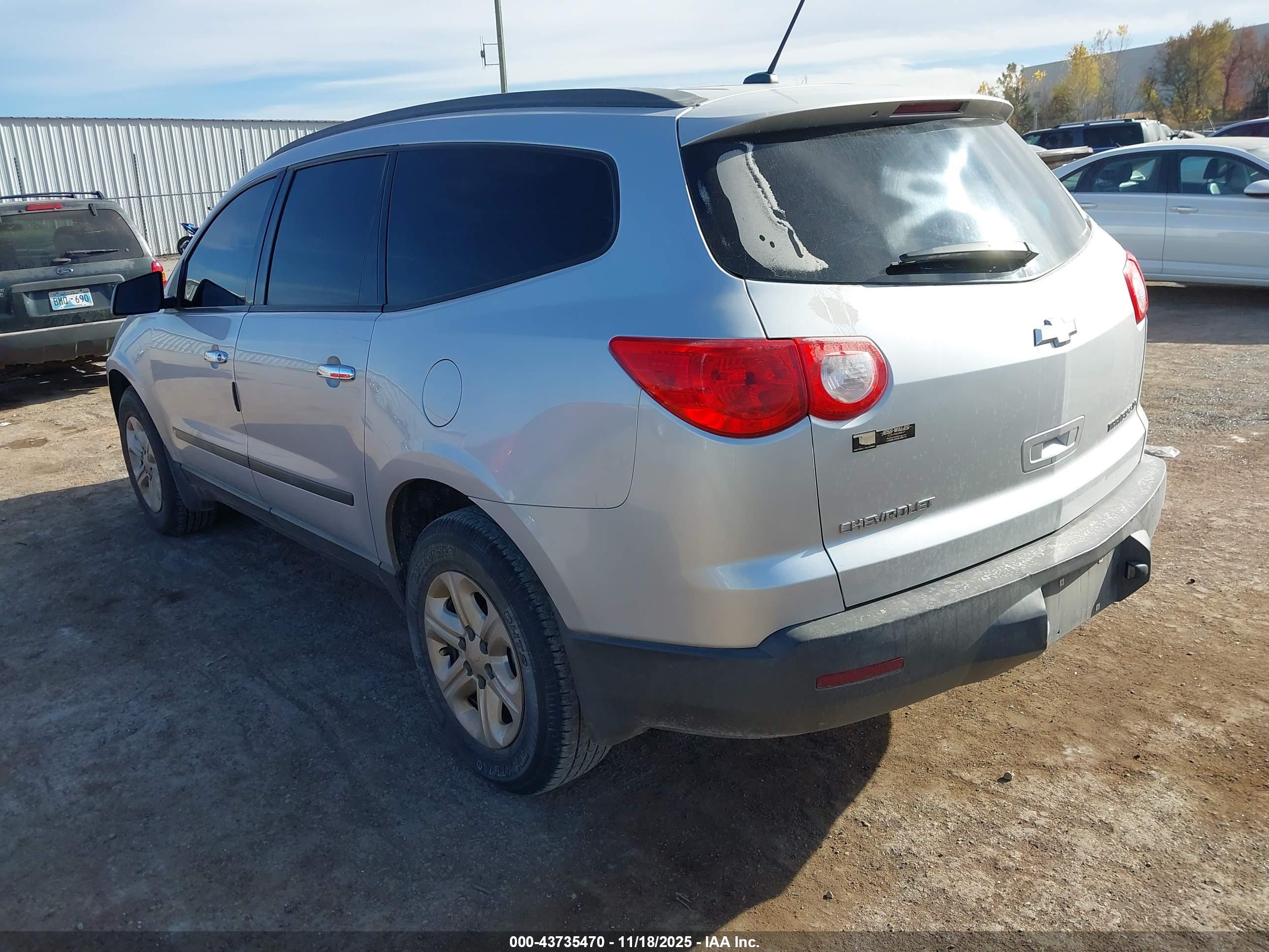 CHEVROLET TRAVERSE image 3