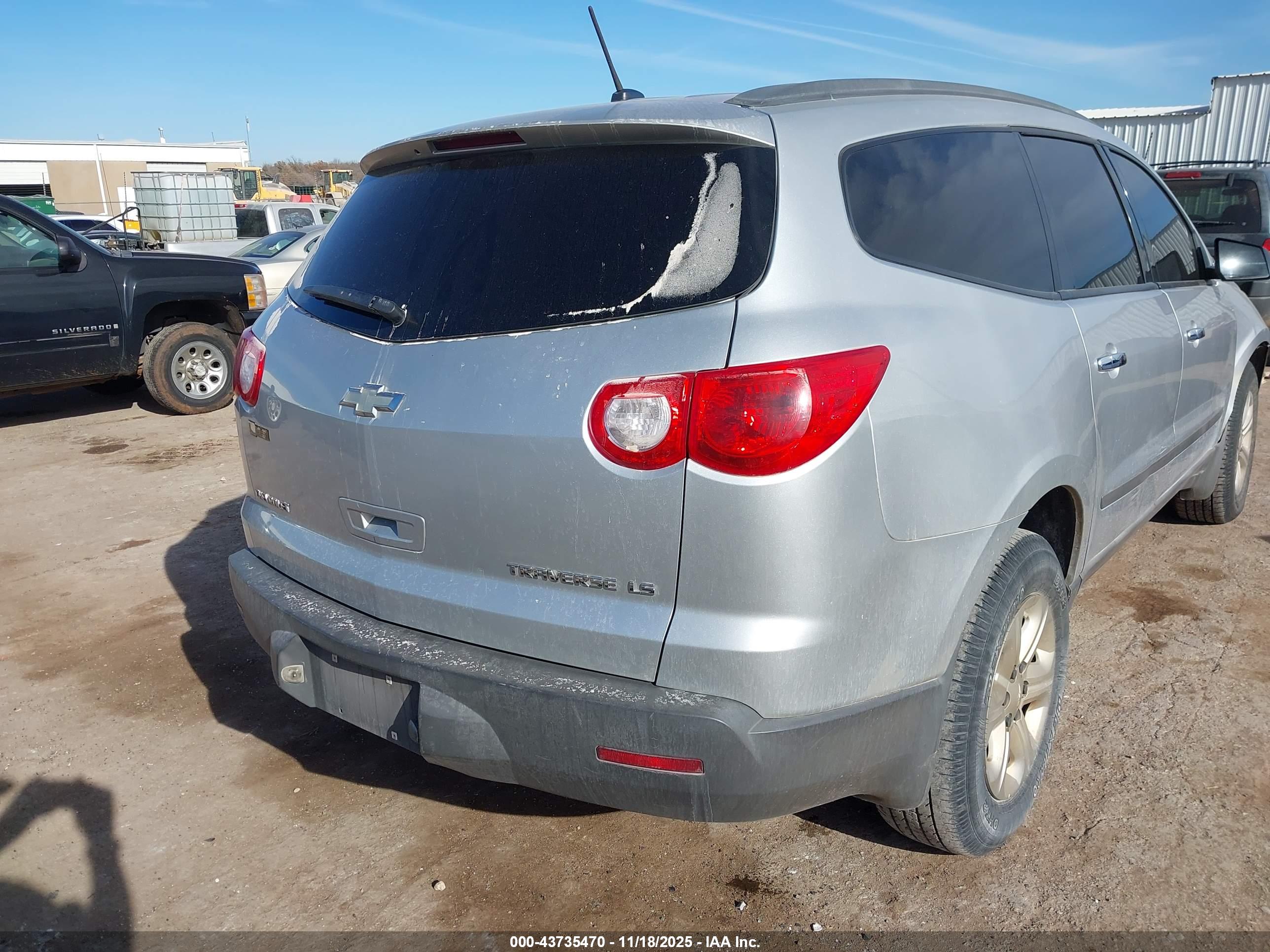 CHEVROLET TRAVERSE image 4
