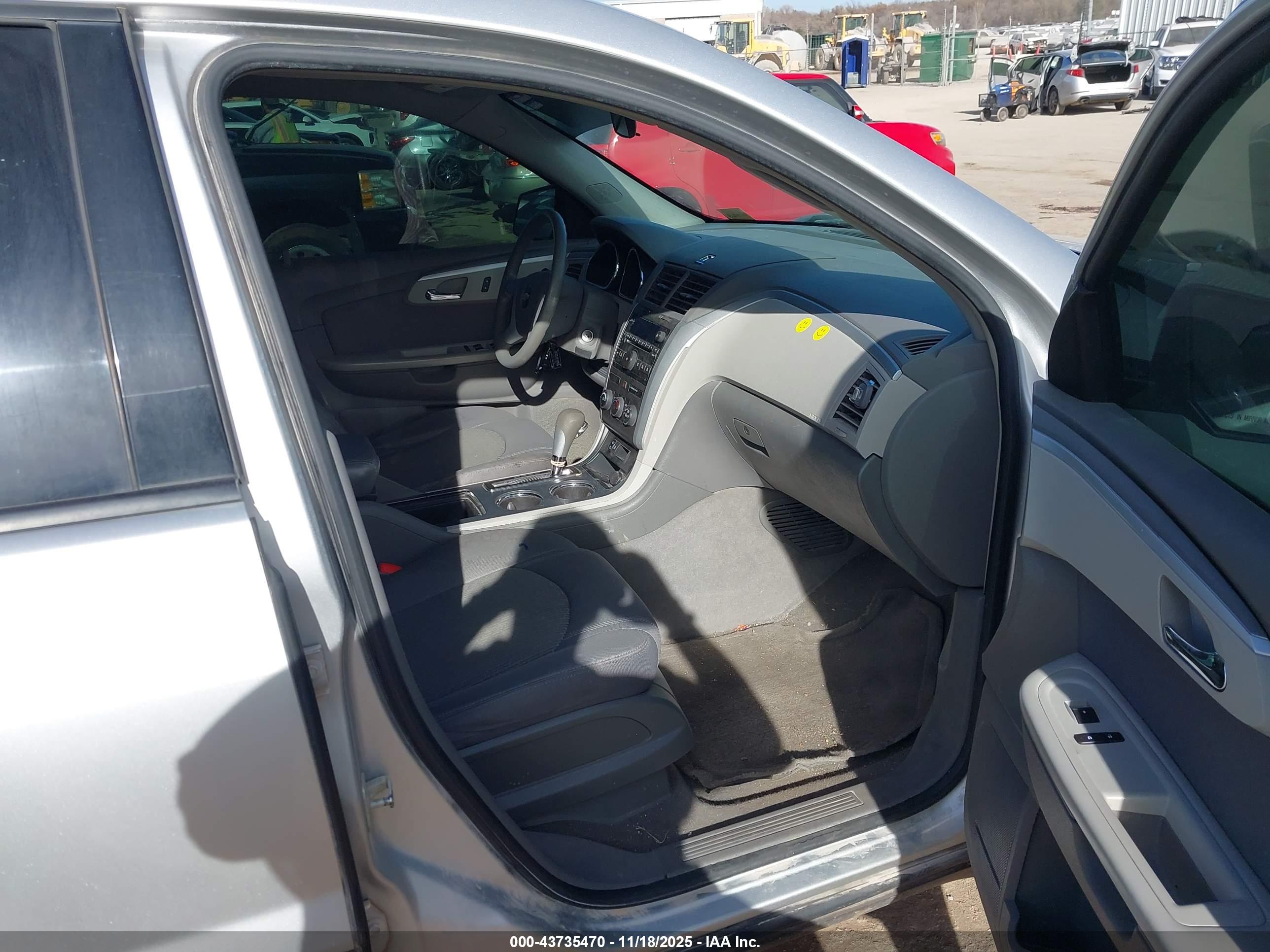 CHEVROLET TRAVERSE image 5