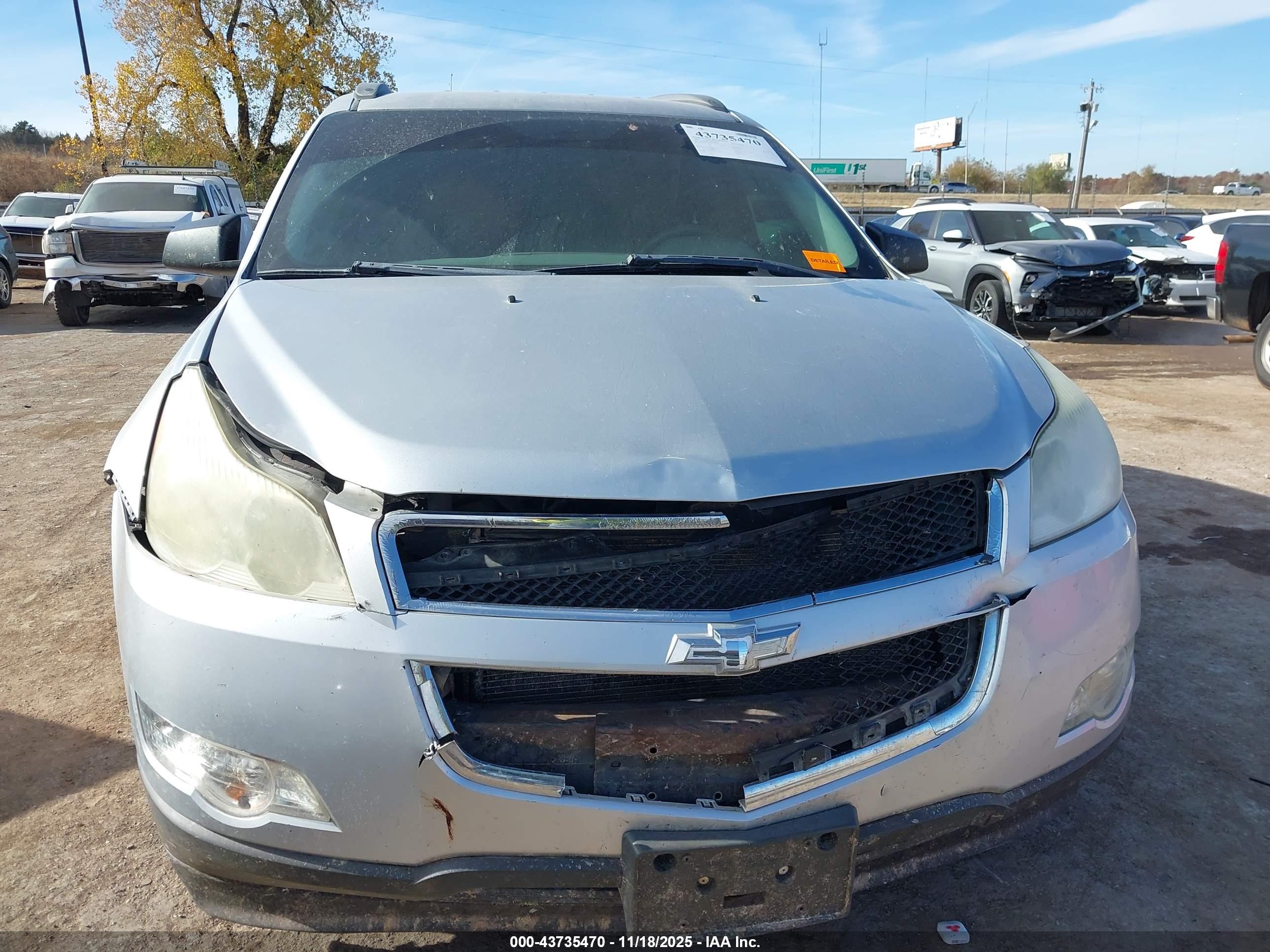 CHEVROLET TRAVERSE image 6