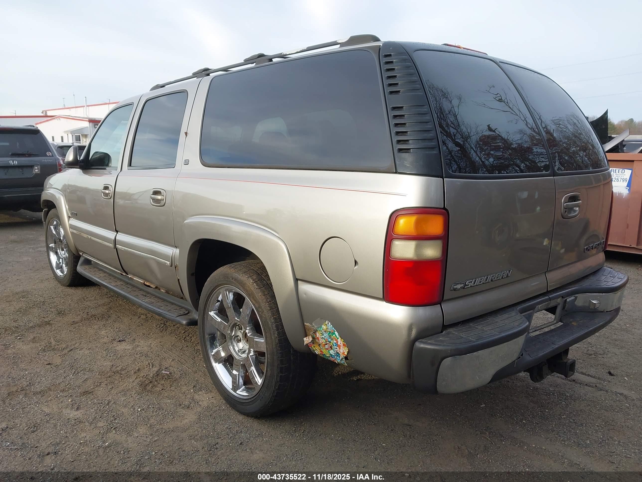 CHEVROLET SUBURBAN image 3