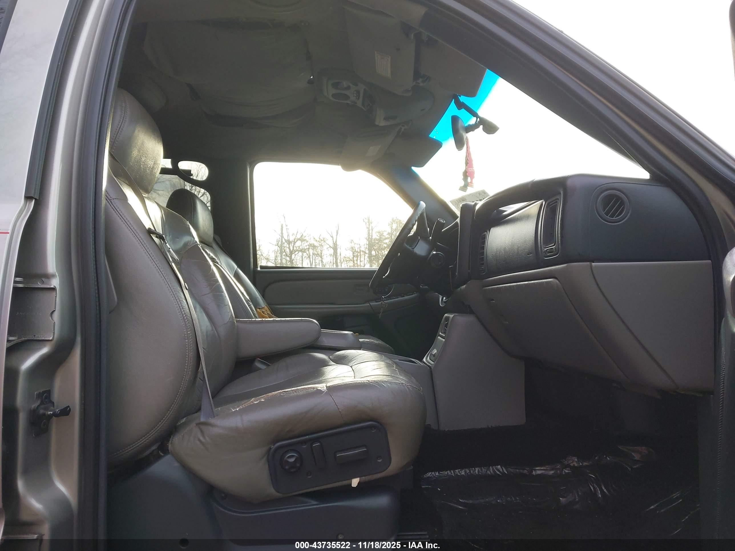 CHEVROLET SUBURBAN image 5
