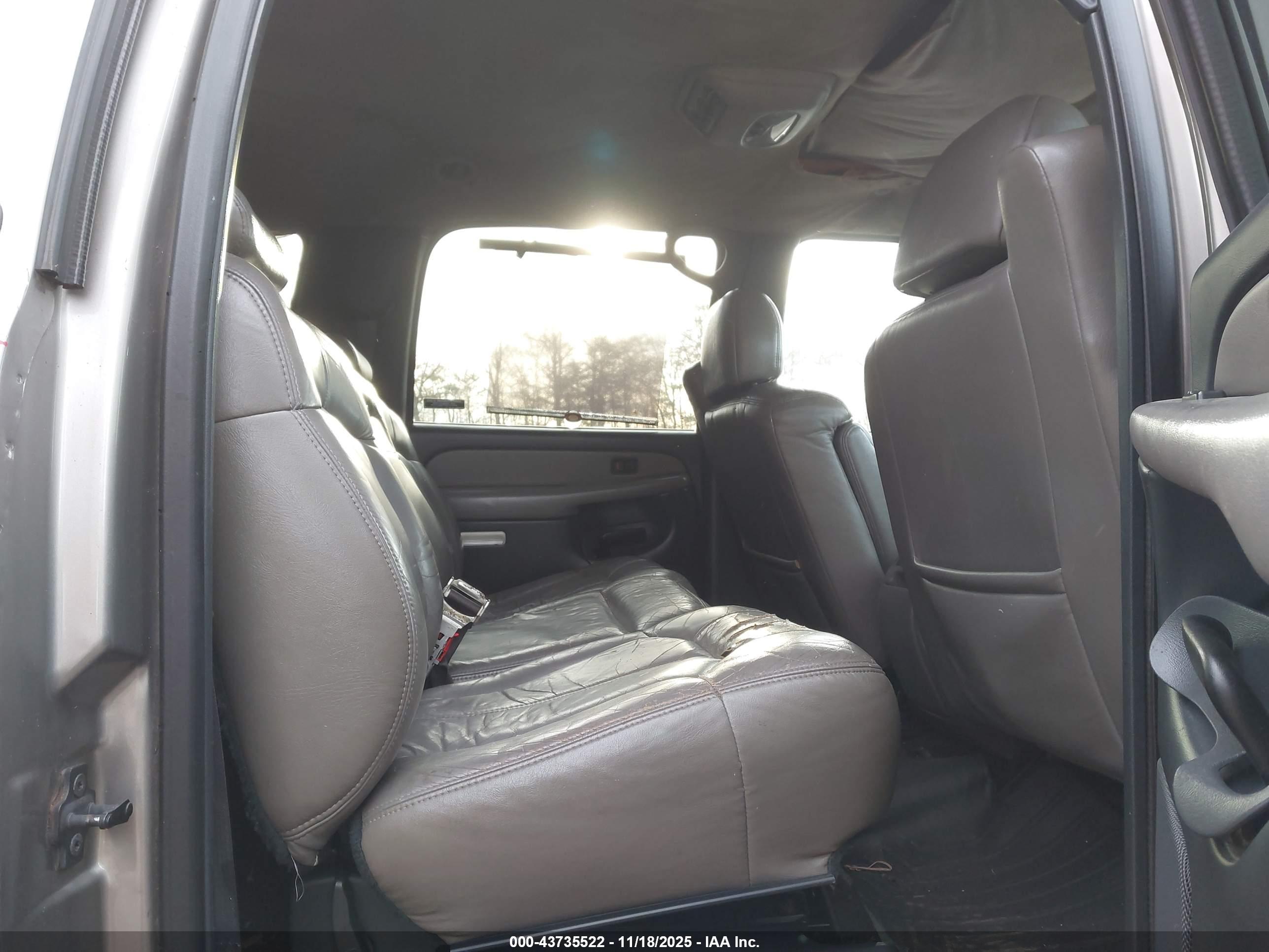 CHEVROLET SUBURBAN image 8