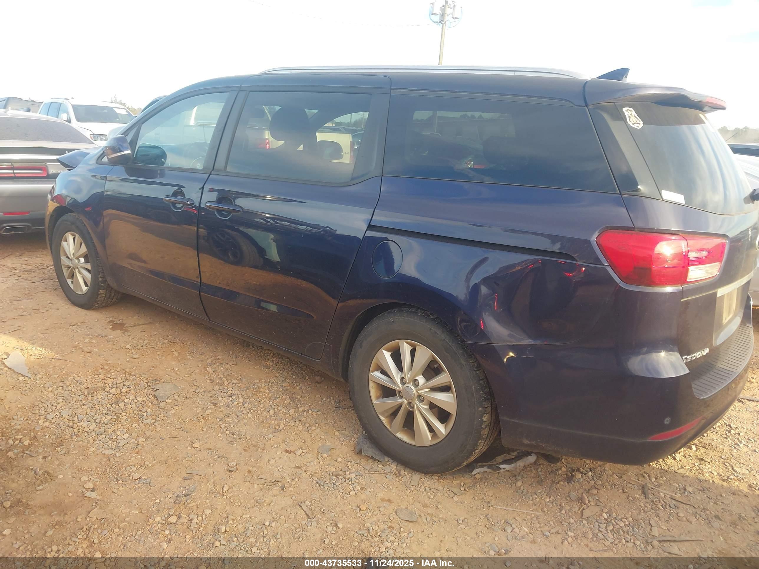 KIA SEDONA image 3