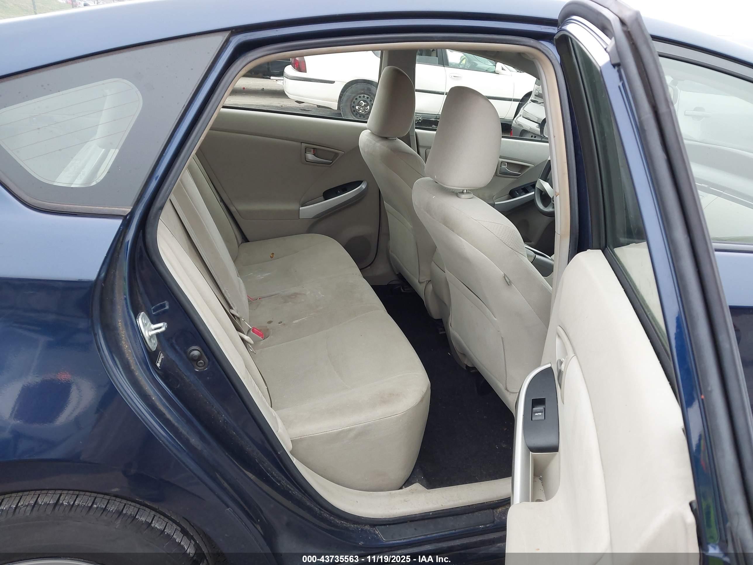 TOYOTA PRIUS image 8